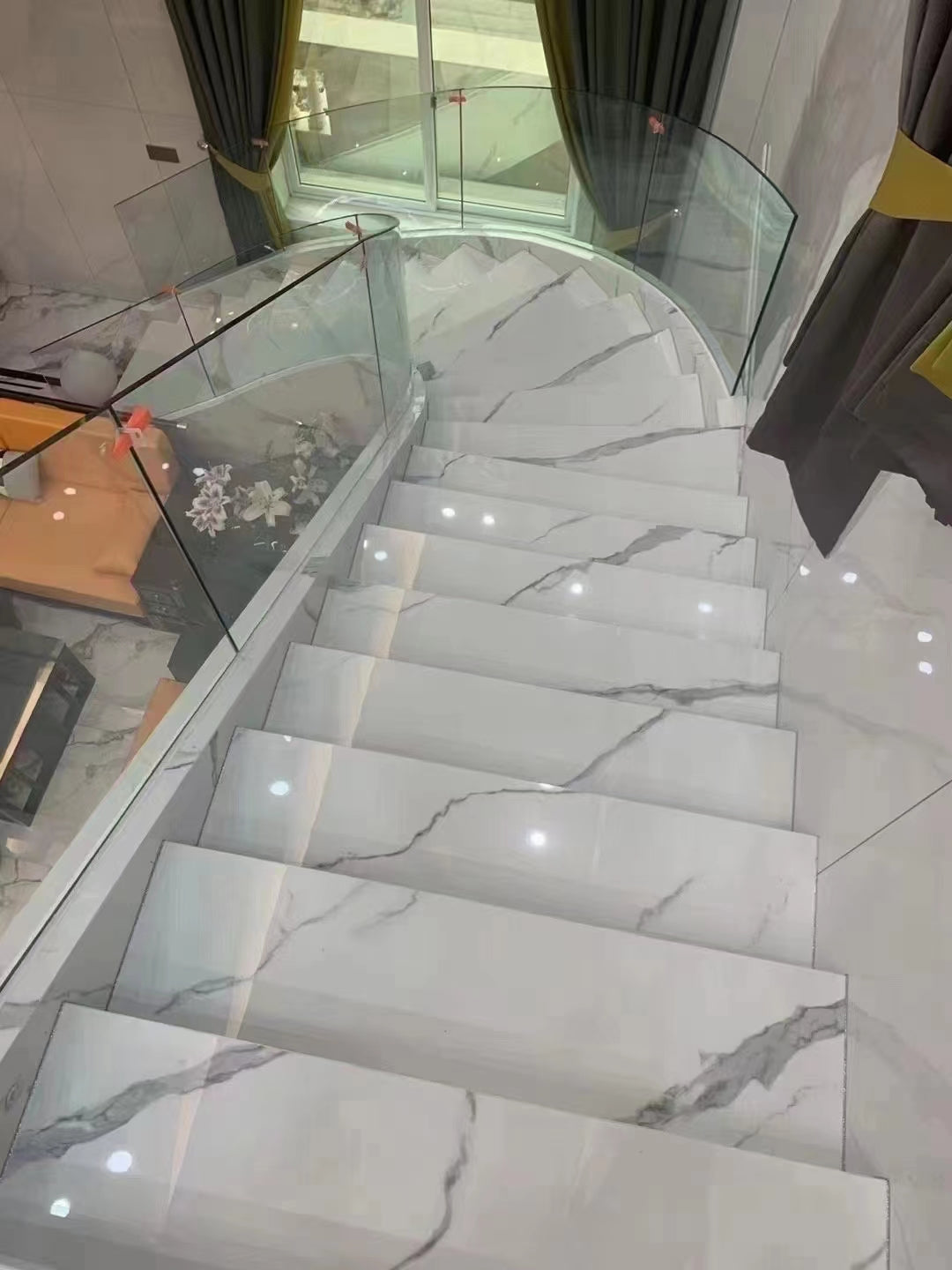 Tấm sứ porcelain vân đá cẩm thạch trắng bóng dùng cho lát sàn, bậc cầu thang, gạch ốp lát
