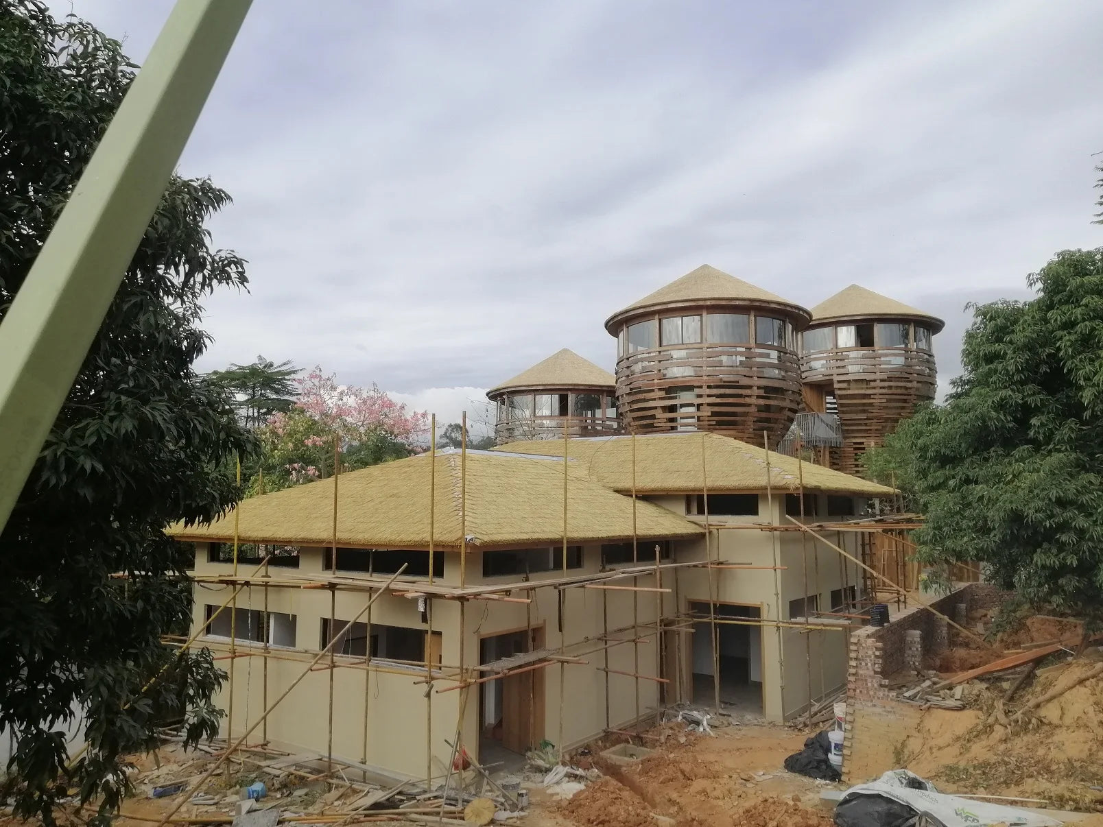 Quality 1 Year Warranty Modern Heat Resistant Plastic Artificial Thatch Roofing Tiles for Hotel Use-CD36