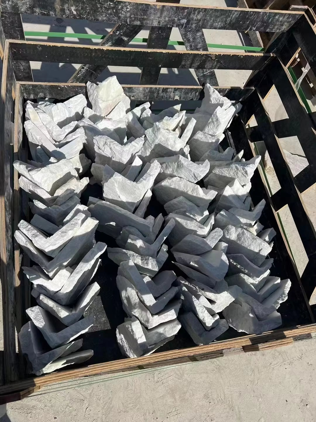 Đá ốp sa thạch trắng tự nhiên dạng đá rời dùng cho gạch ngoại thất, đá mặt tiền tự nhiên