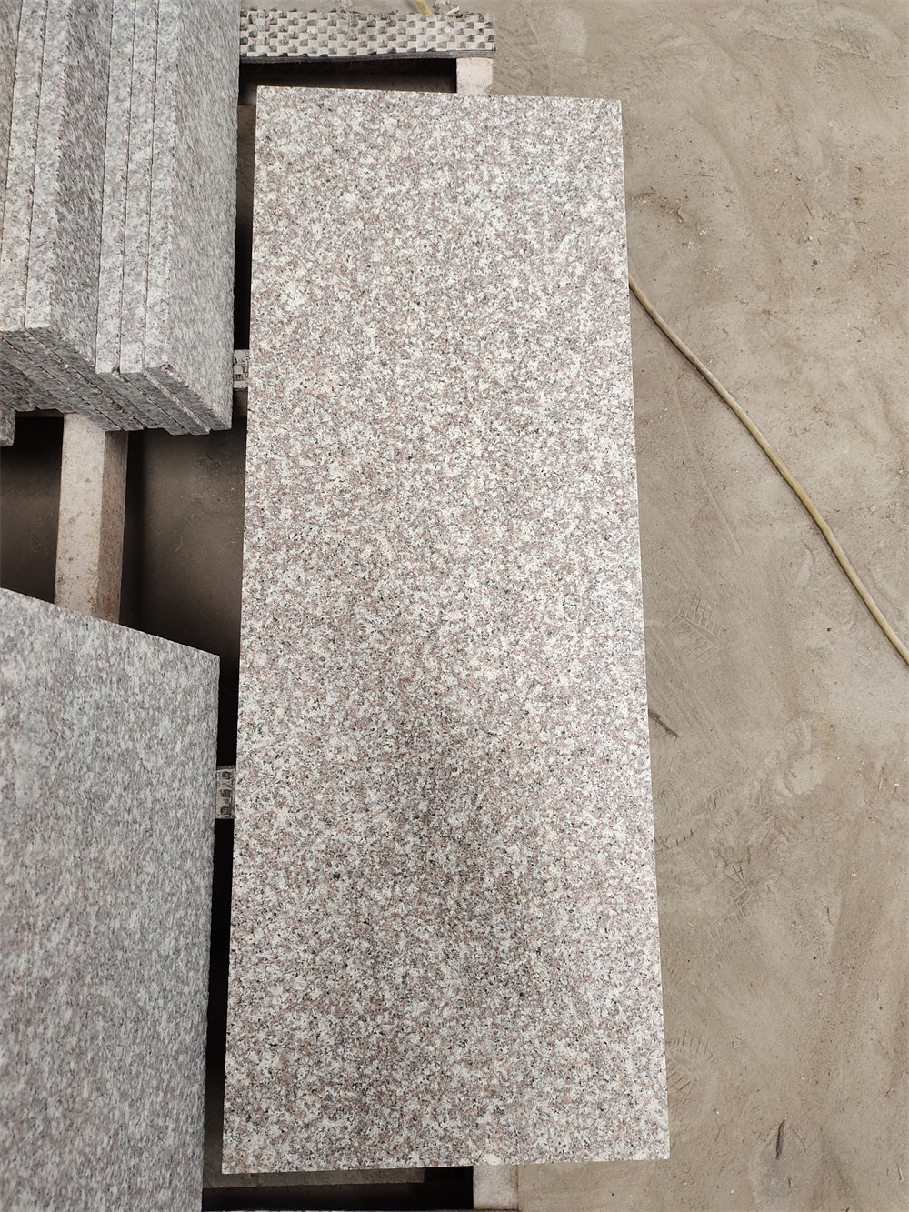 Gạch ốp lát bề mặt khò nhám đá Granite G664 Hồng Rosa phong cách truyền thống Trung Quốc dùng cho trang trí ngoại thất