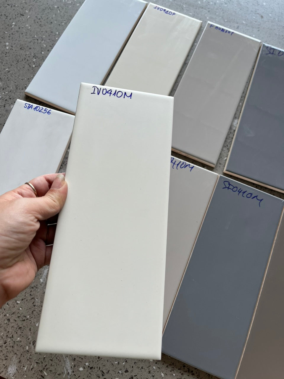 Gạch thẻ KT 100x250 màu be mờ phẳng IV0410M