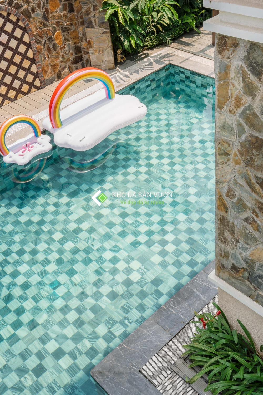 Đá sọc dưa 10×10 lát hồ bơi