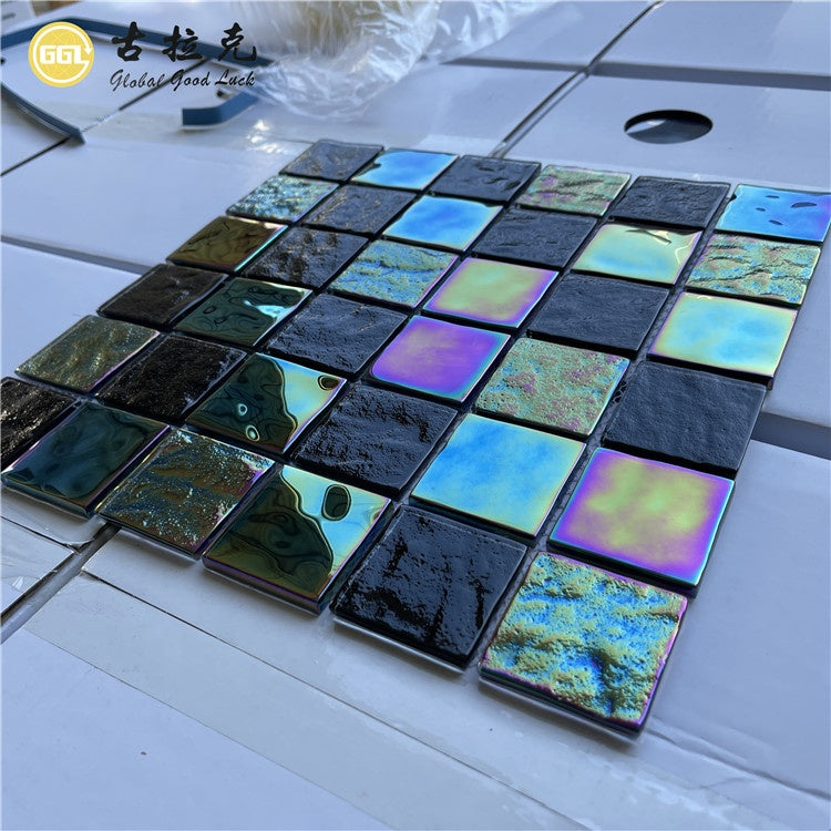 Gạch mosaic kính màu trang trí tường màu đen óng ánh cầu vồng lấp lánh