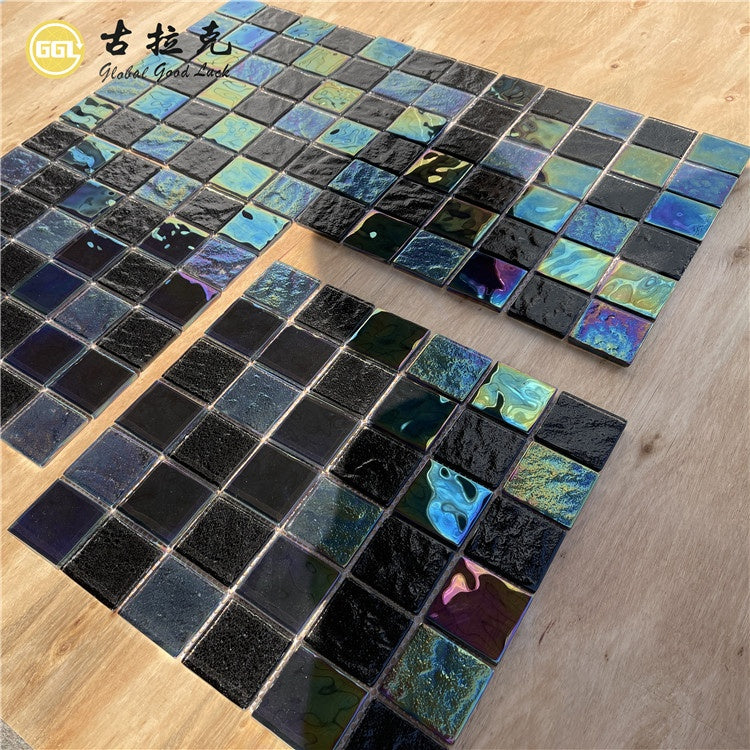 Gạch mosaic kính màu trang trí tường màu đen óng ánh cầu vồng lấp lánh
