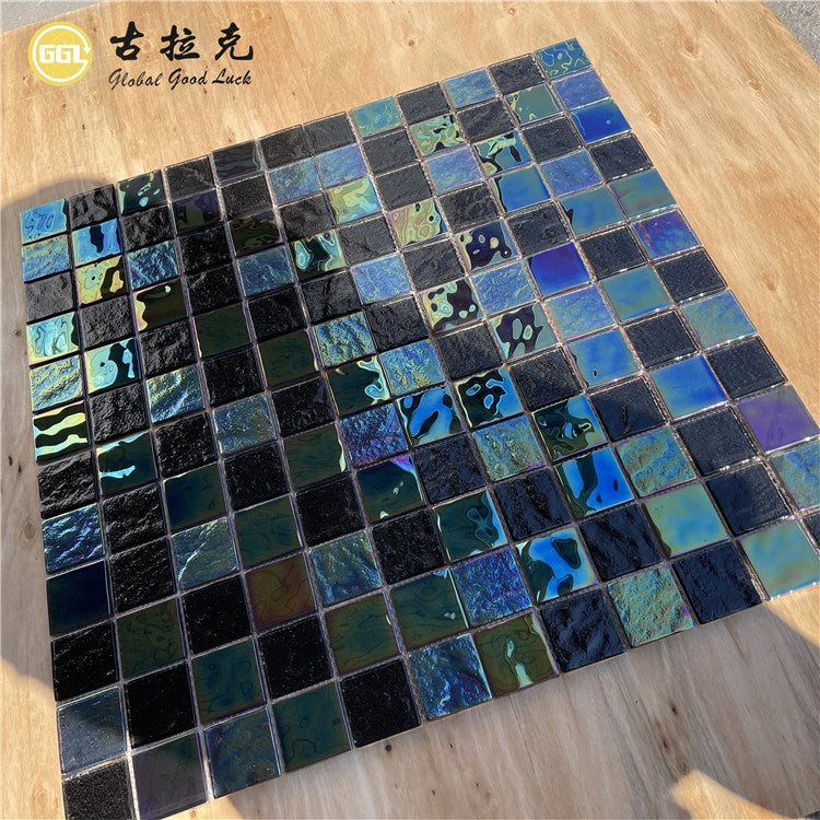 Gạch mosaic kính màu trang trí tường màu đen óng ánh cầu vồng lấp lánh