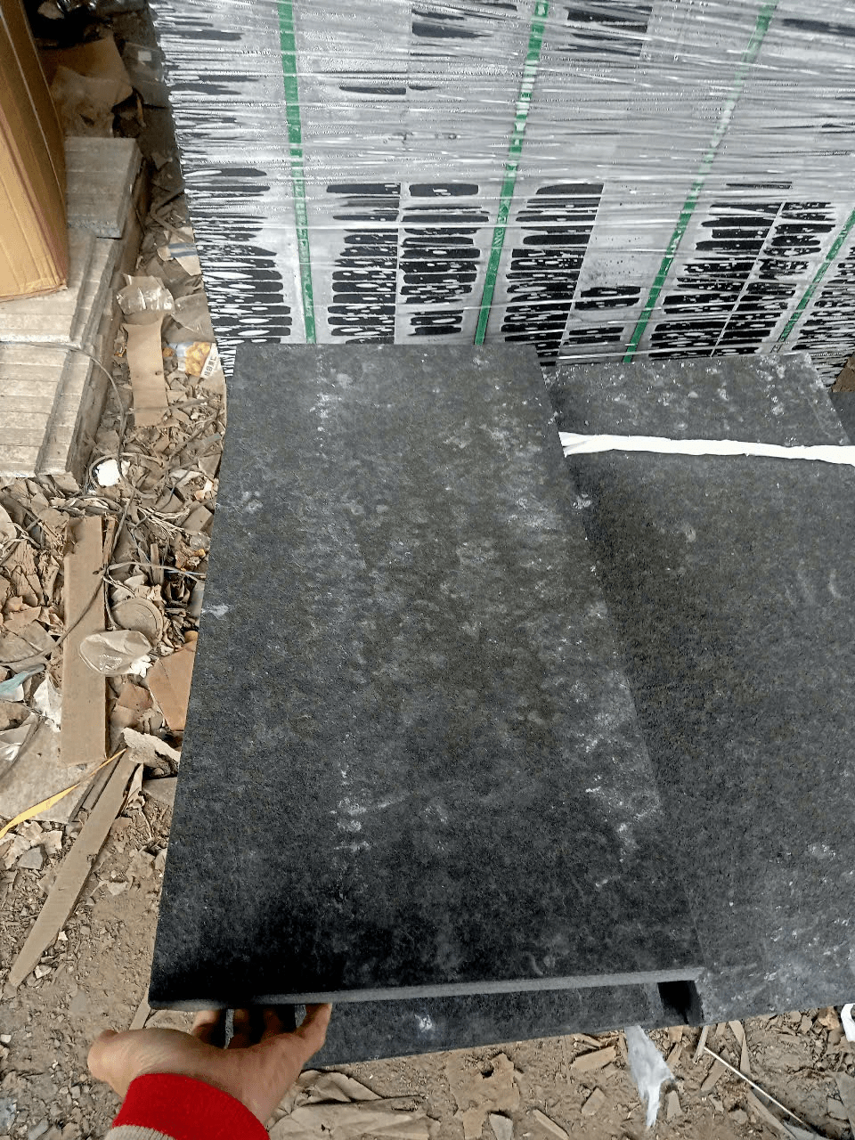 Đá bazan đen khò 30x60x1,8 - Daisan Store