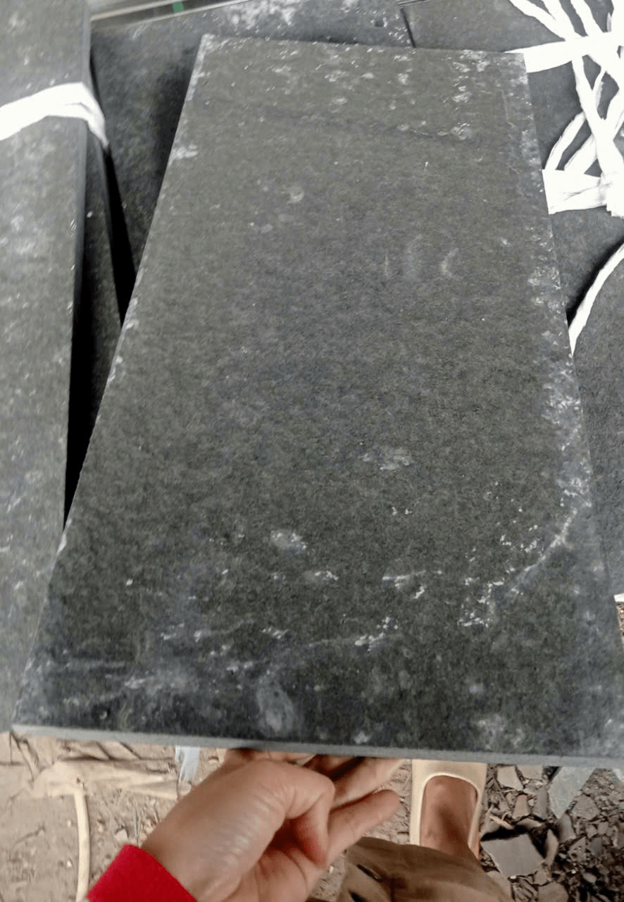 Đá bazan đen khò 30x60x1,8 - Daisan Store