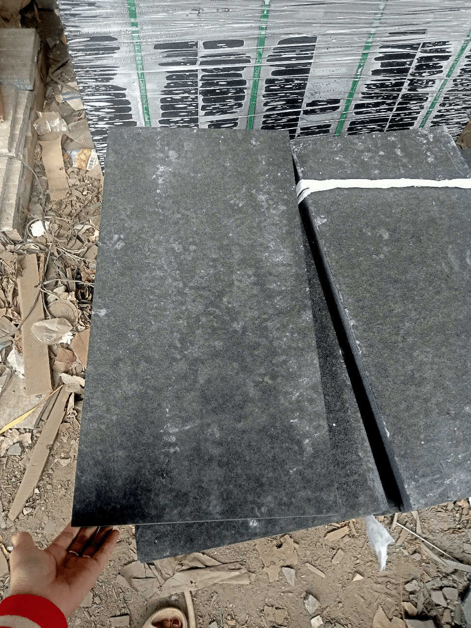 Đá bazan đen khò 30x60x1,8 - Daisan Store