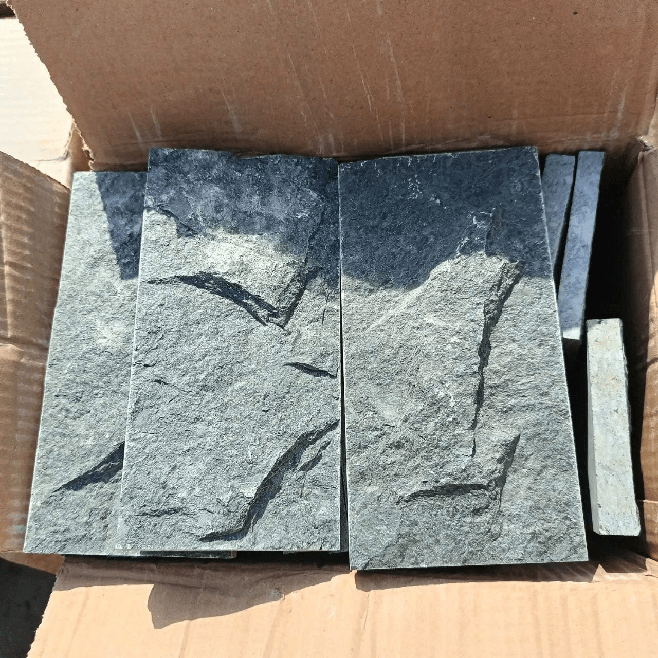 Đá bóc xanh rêu 10x20 - Daisan Store