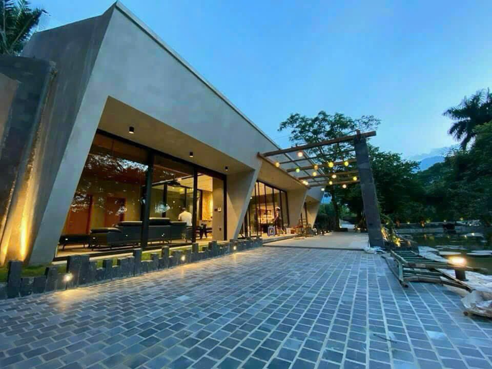 Đá cubic đen mài lát sân chống trơn - Daisan Store