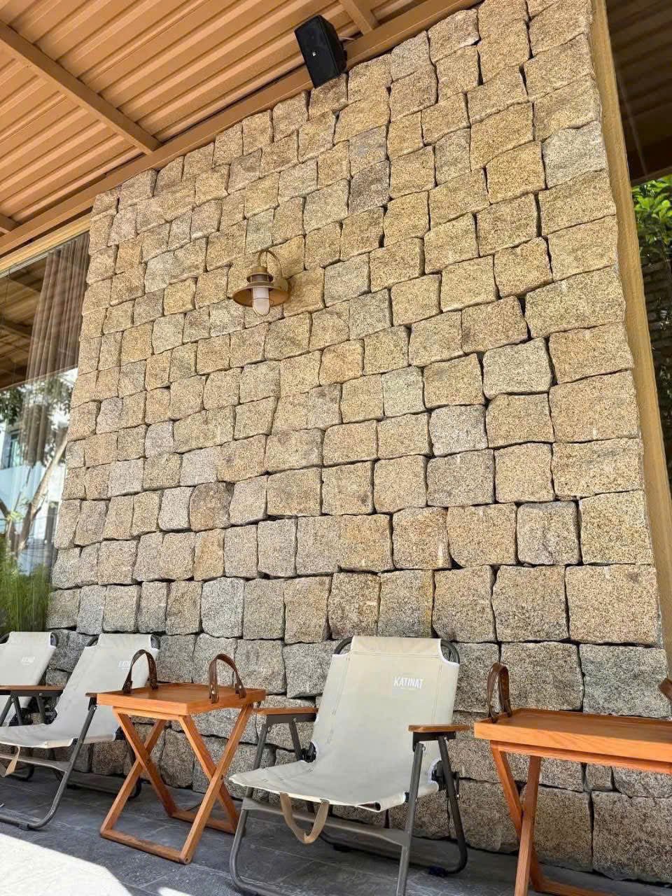 Đá granite chẻ tay vàng băm - Daisan Store