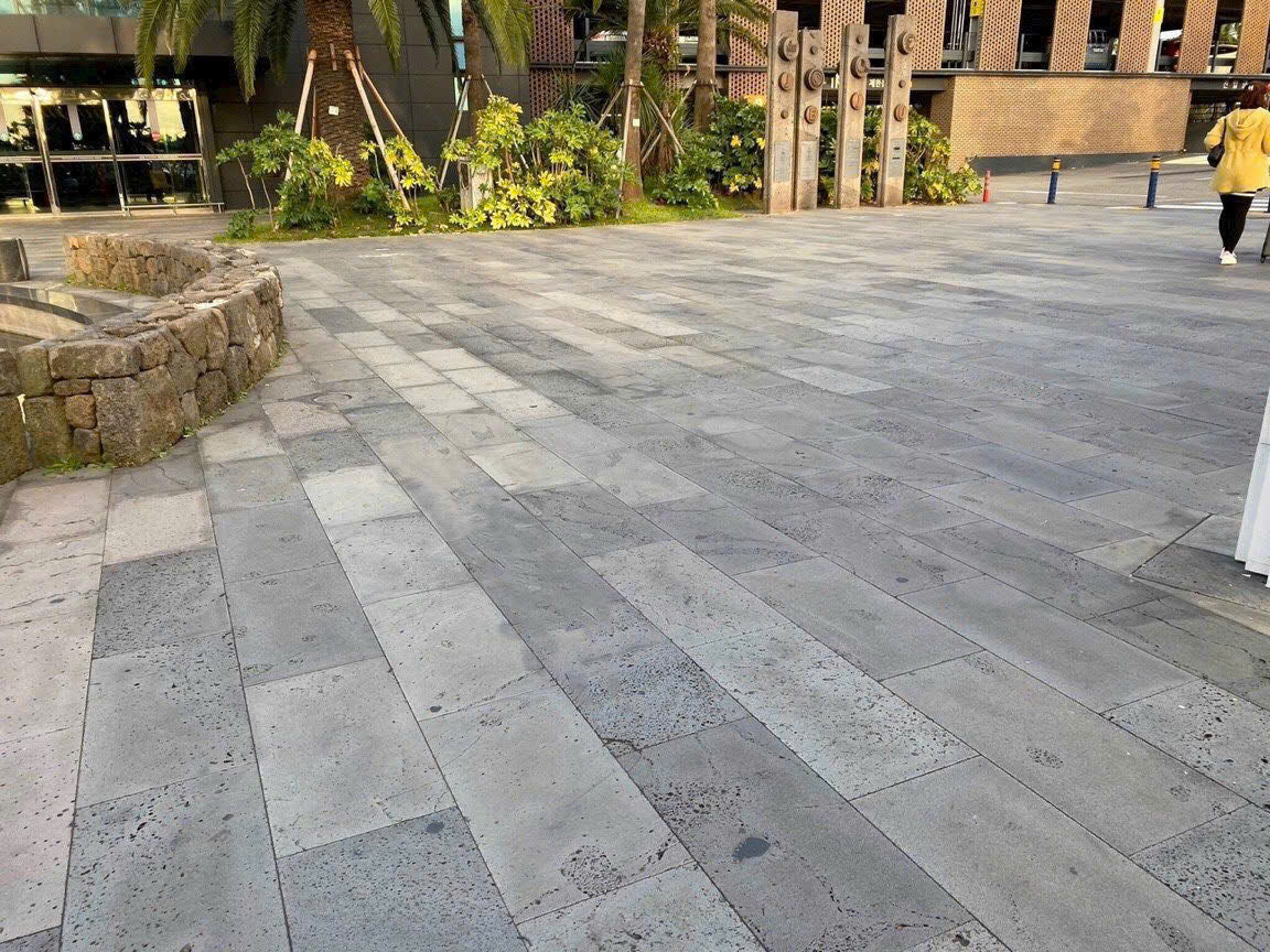 Đá Ong Xám Lát Sân: Vẻ Đẹp Mộc Mạc, An Toàn Vượt Trội - Daisan Store