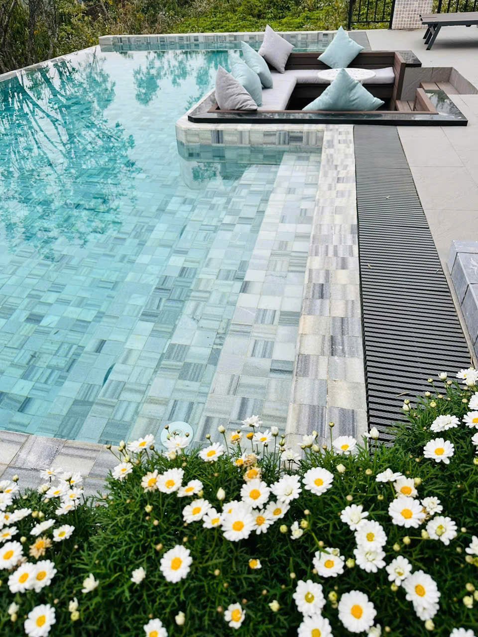 Đá sọc dưa 10×10 vân nhạt lát bể bơi - Daisan Store