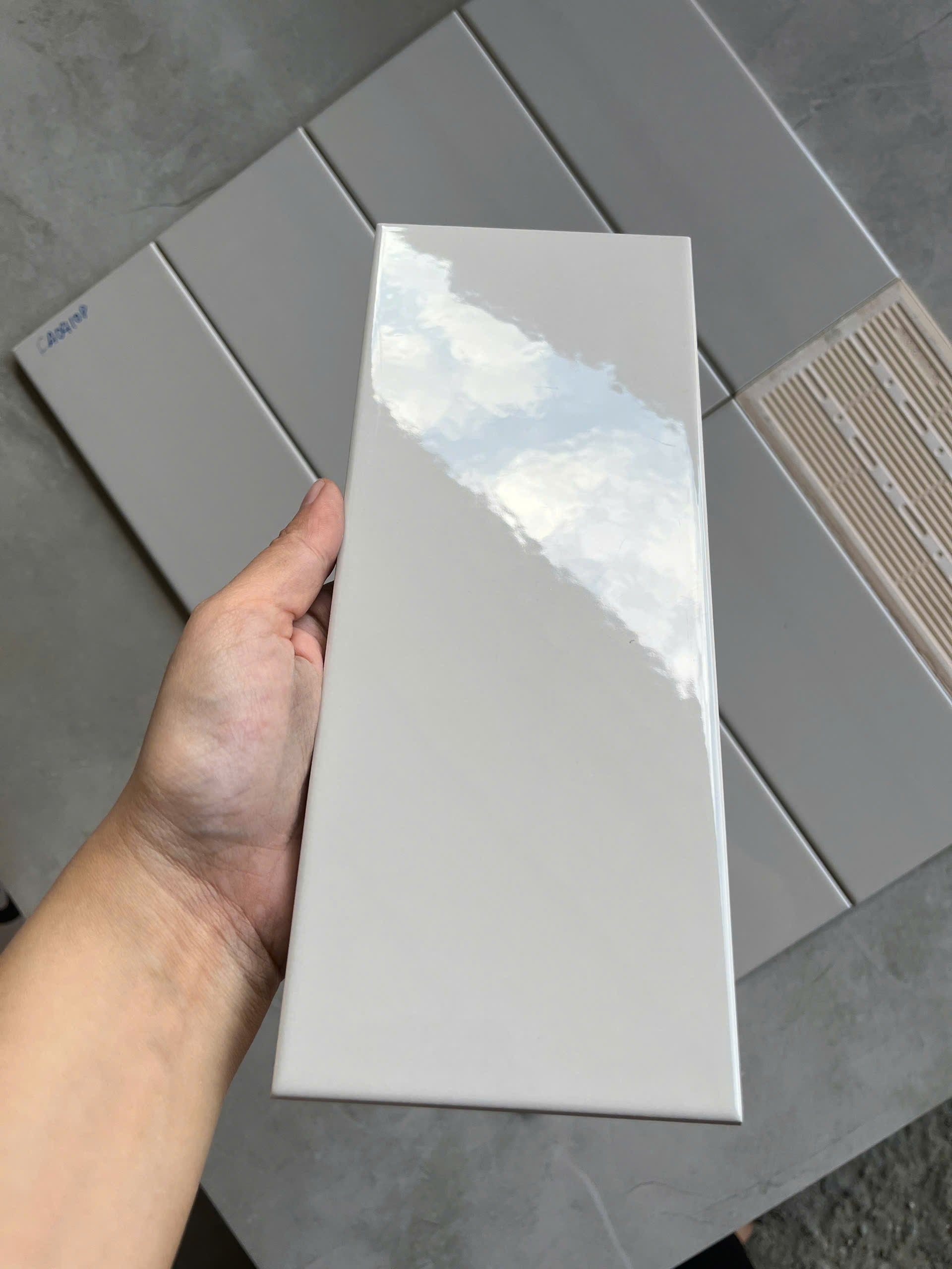 Gạch thẻ Việt Nam KT 100x250 xám bóng phẳng loại 1 mã FA0410P