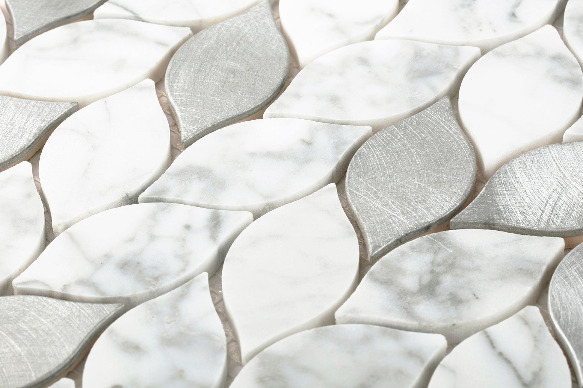 Gạch khảm trang trí tường đá trắng tinh tế, kiểu đá cẩm thạch, lá nhỏ, pha trộn kim loại, bán buôn Trung Quốc - Daisan Store