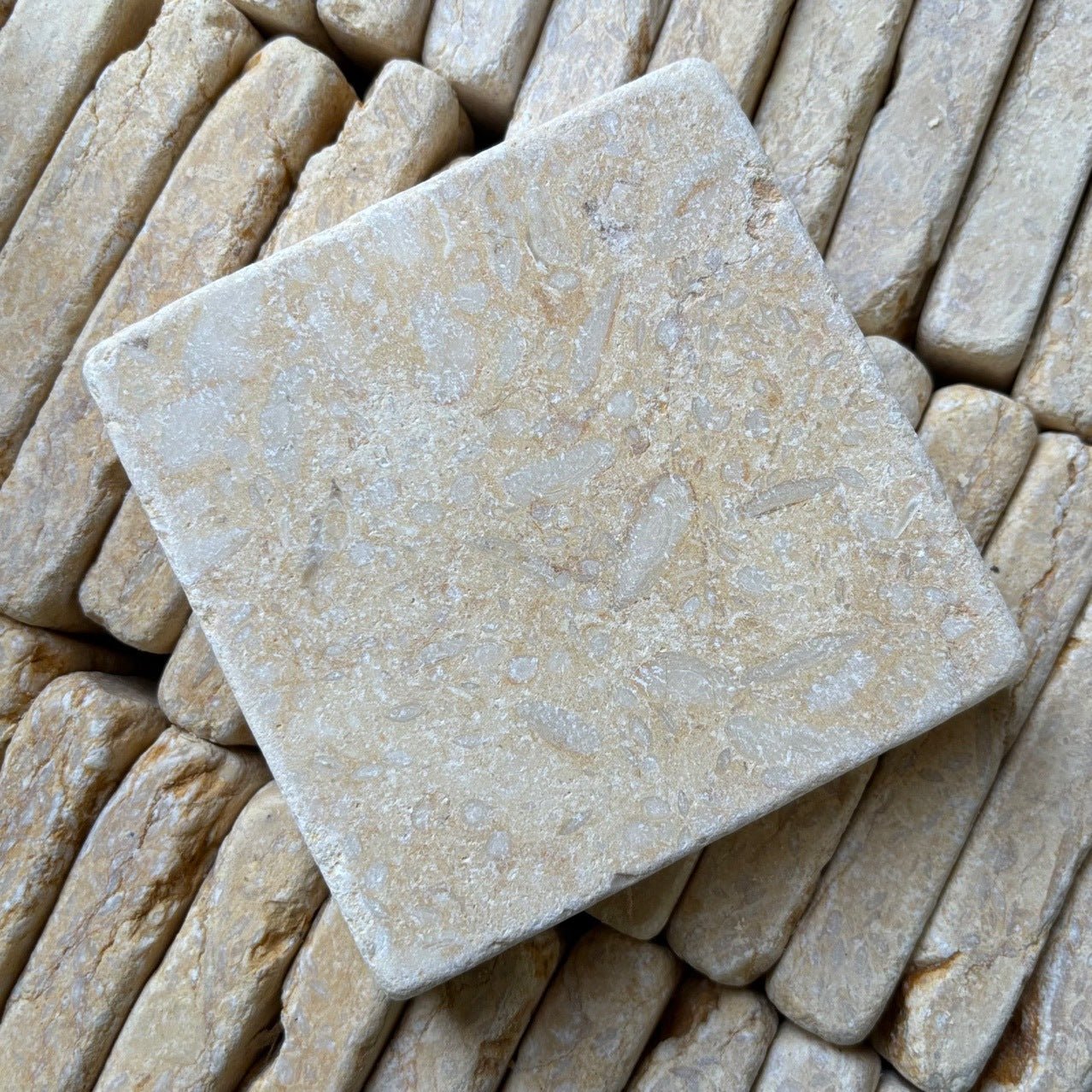 Gạch lát sân vườn đá cẩm thạch vàng kiểu Pháp - Daisan Store