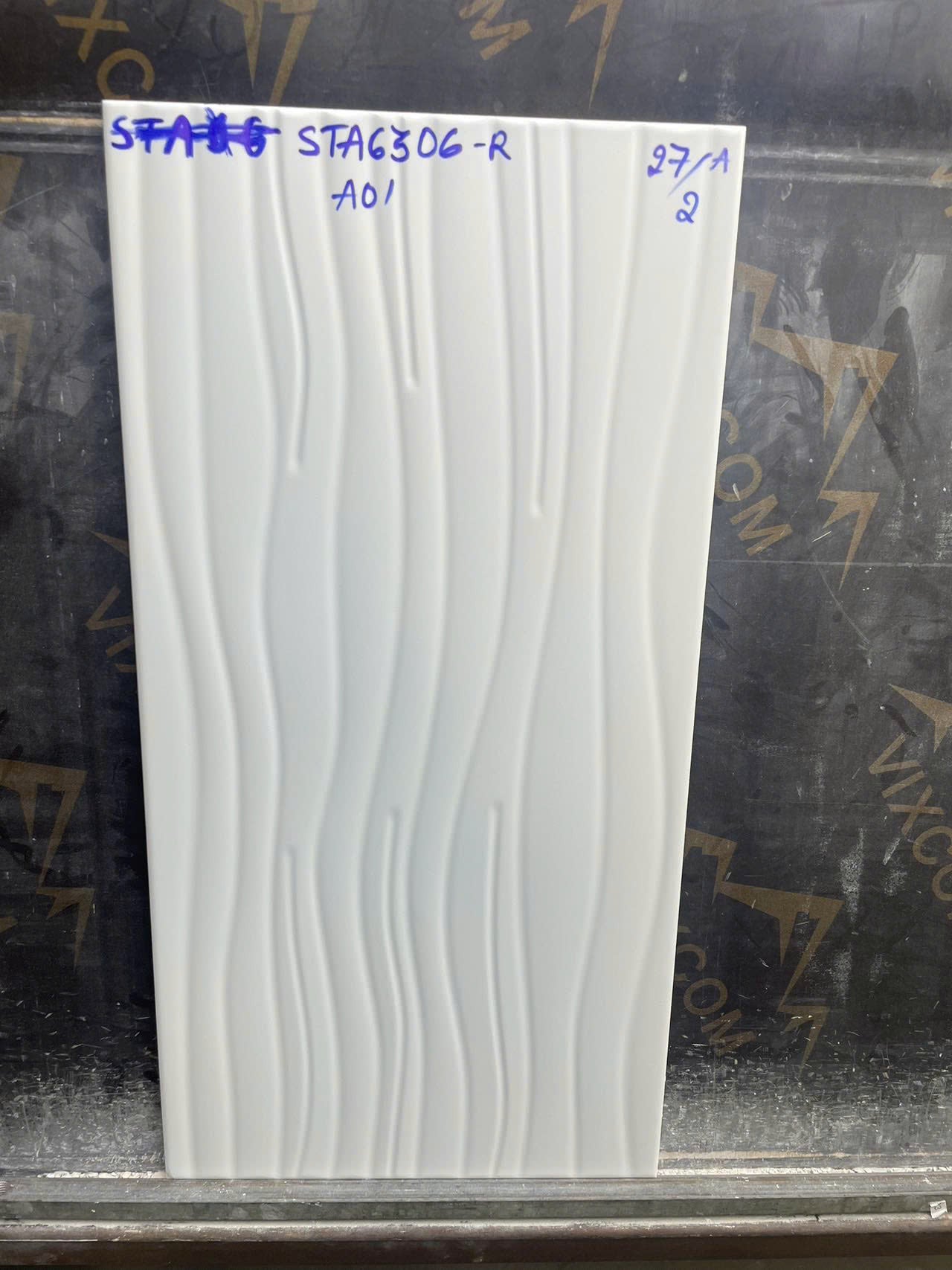 Gạch ốp tường Ceramic vân sóng trắng mờ KT 300x600mm mã STA6306 - R (1h/1.44m/8v) - Daisan Store