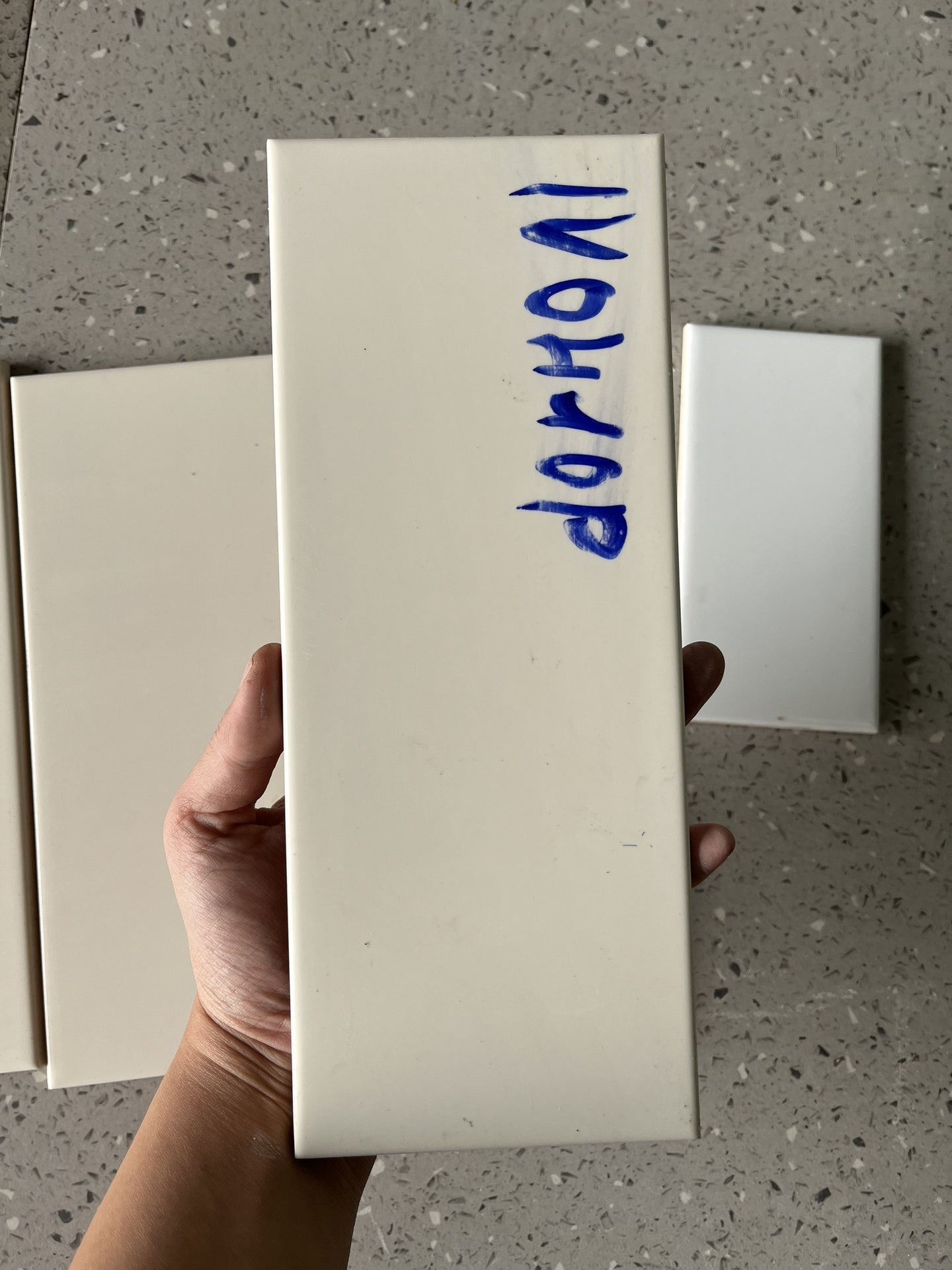 Gạch thẻ KT 100x250 màu be bóng phẳng IV0410P - Daisan Store