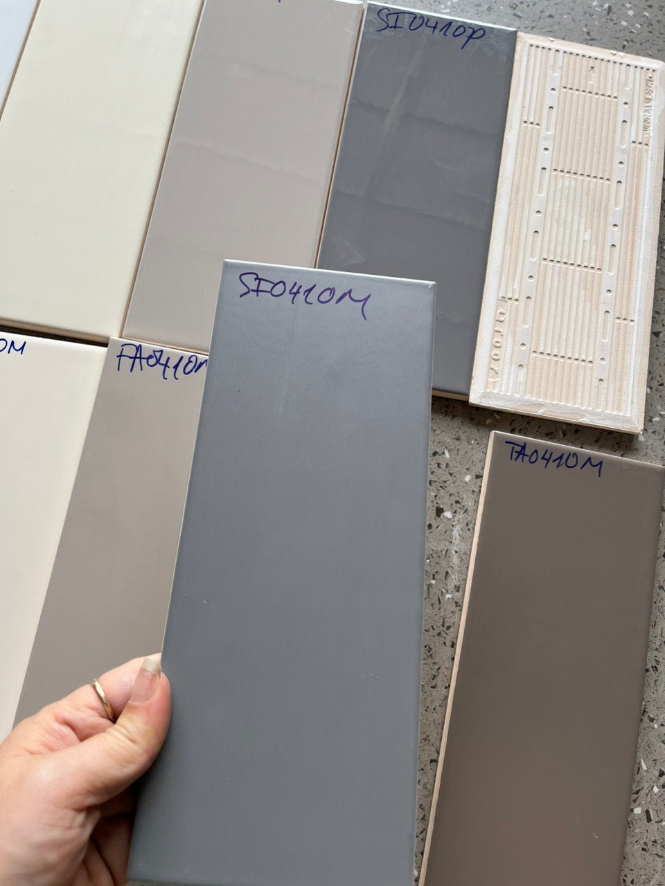 Gạch thẻ KT 100x250 xám mờ phẳng mã SI0410M - Daisan Store