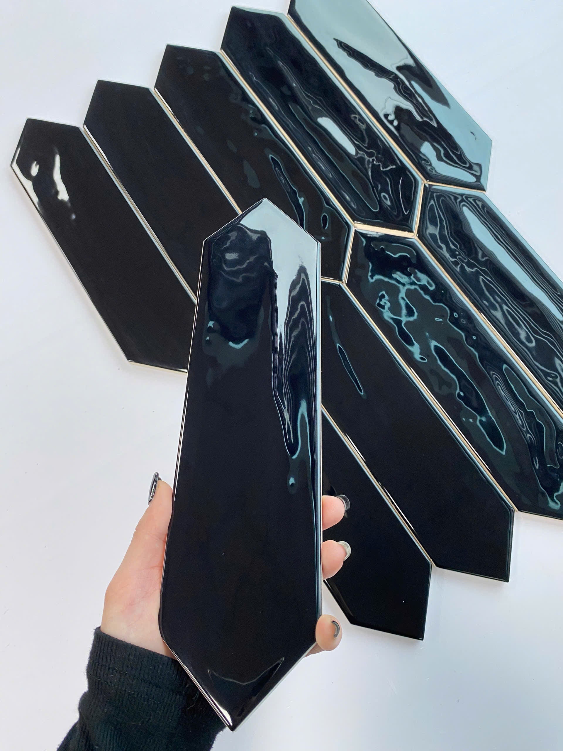 Gạch thẻ mũi tên đen KT 75x300mm mã M75307J (1h/0.87m/44v)