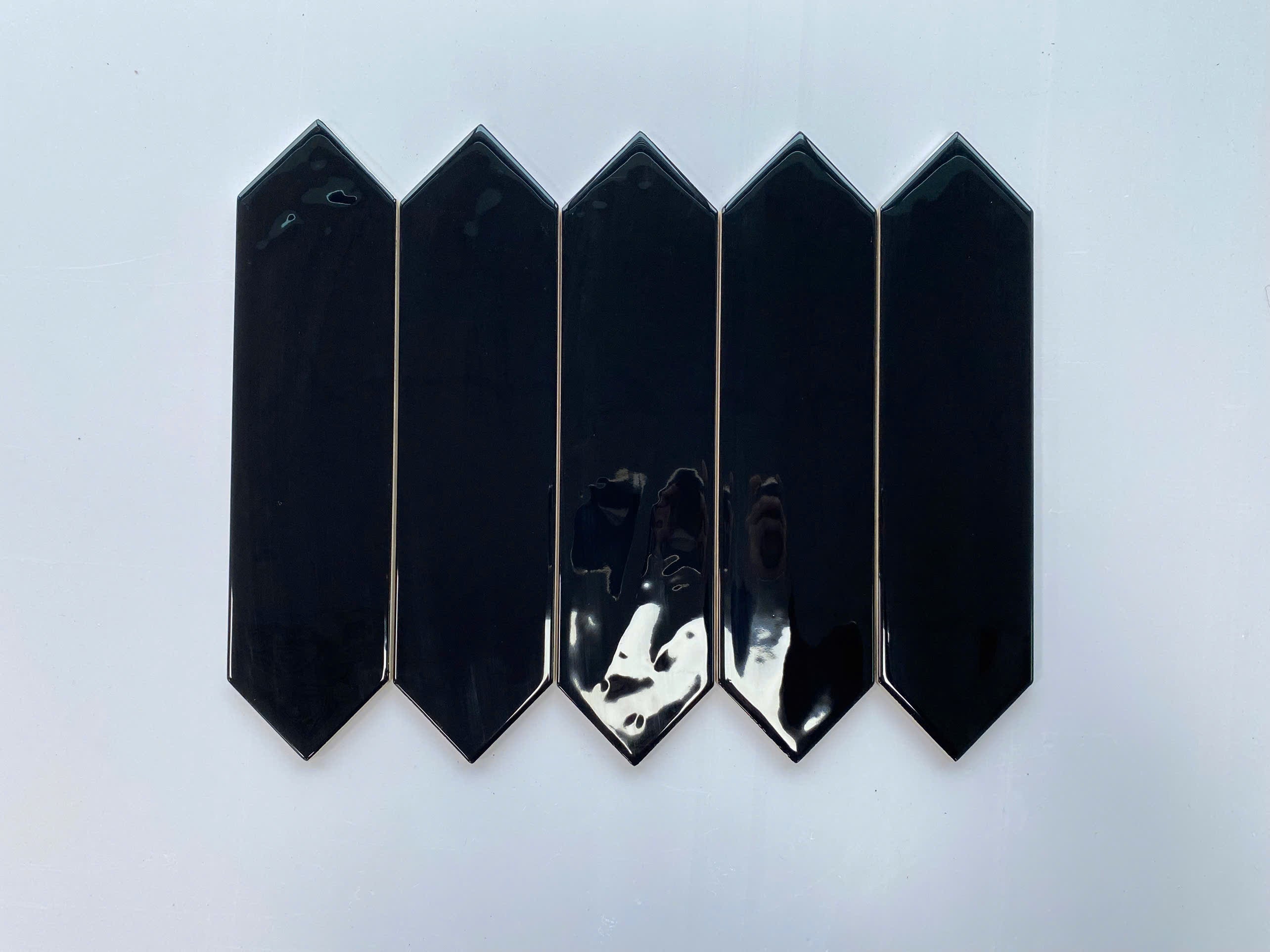 Gạch thẻ mũi tên đen KT 75x300mm mã M75307J (1h/0.87m/44v)