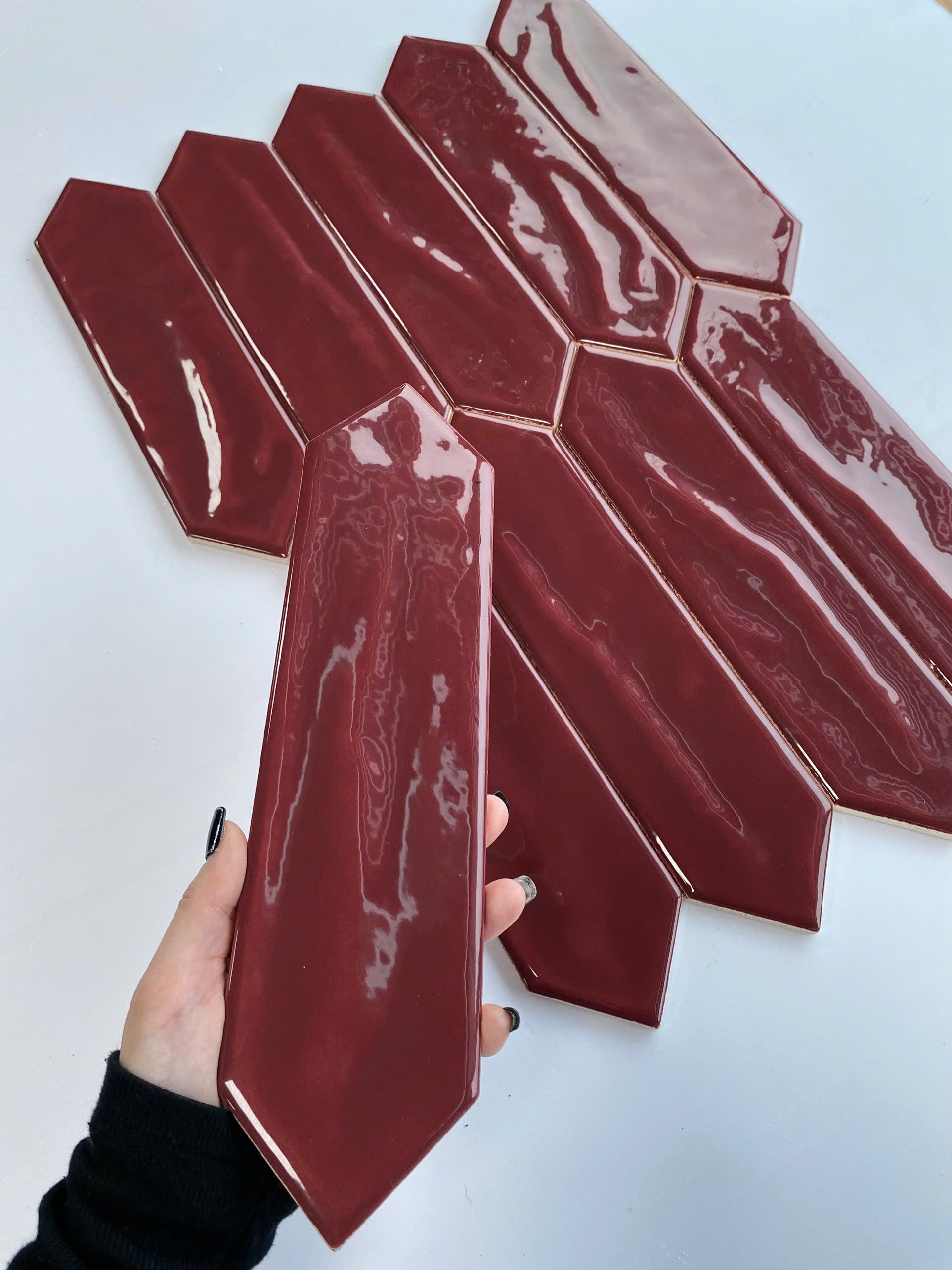 Gạch thẻ mũi tên đỏ KT 75x300mm mã M75317J (1h/0.87m/44v)