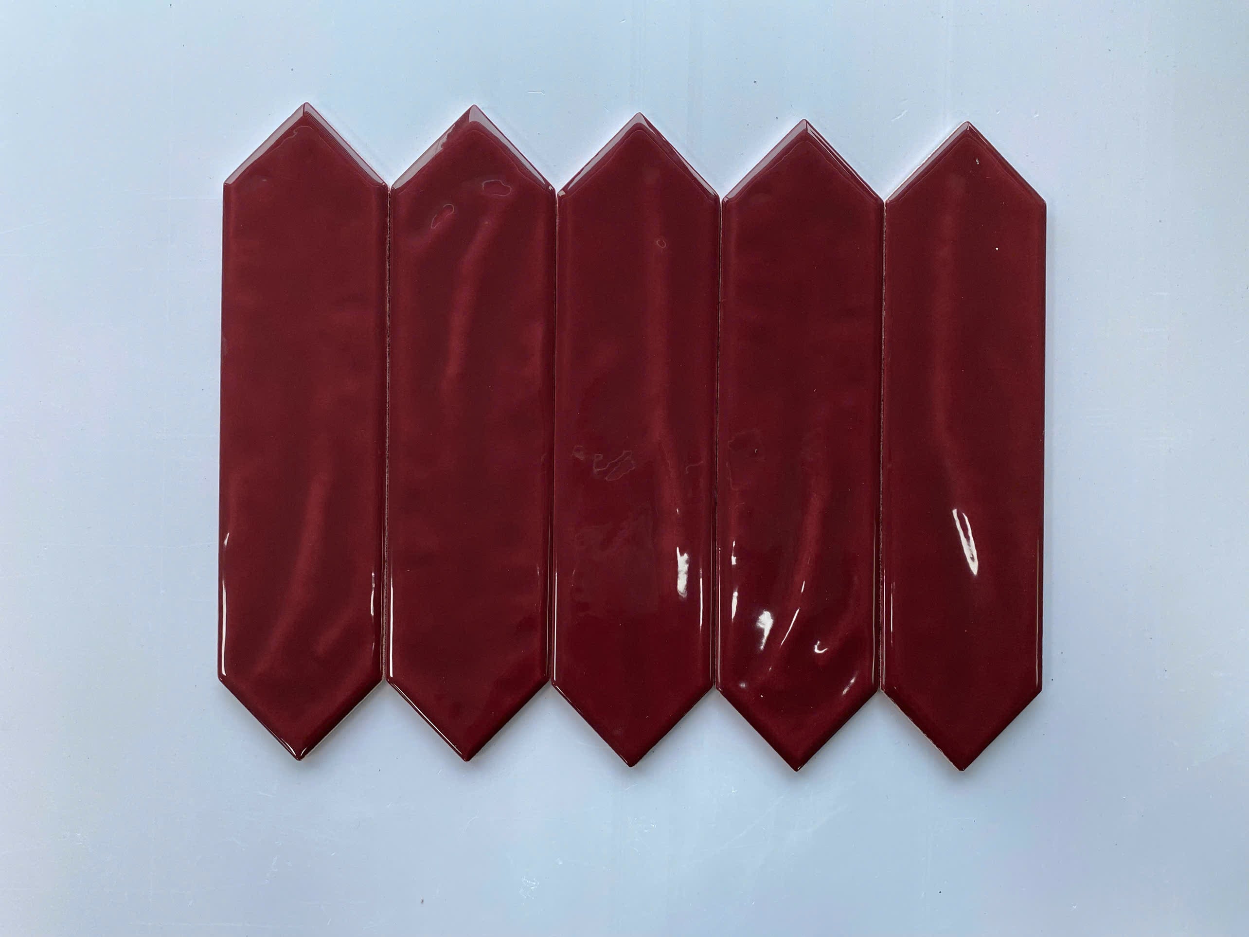 Gạch thẻ mũi tên đỏ KT 75x300mm mã M75317J (1h/0.87m/44v)