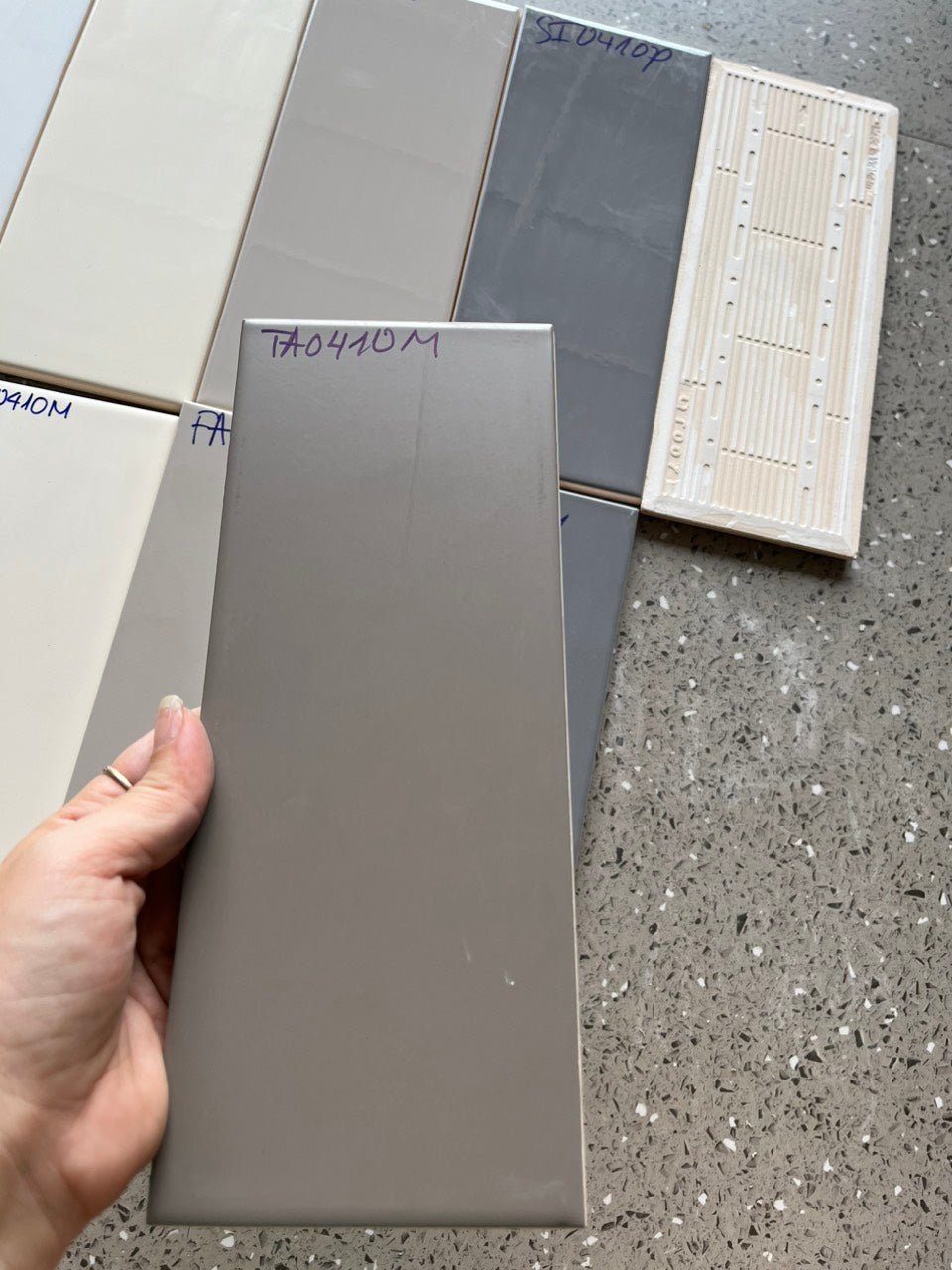 Gạch thẻ nâu mờ phẳng 100x250mm TA0410M - Daisan Store