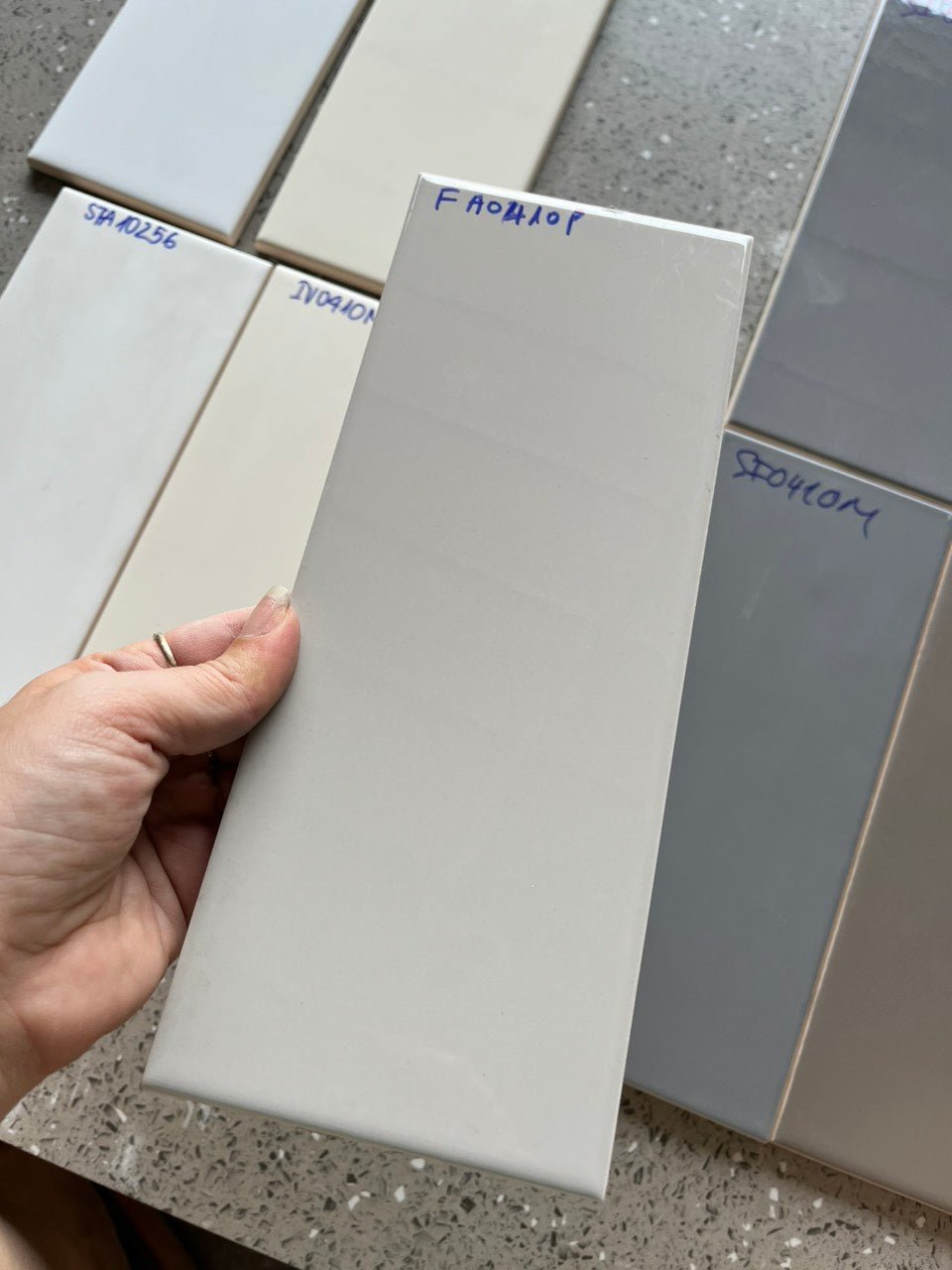 Gạch thẻ Việt Nam KT 100x250 xám bóng phẳng loại 1 mã FA0410P - Daisan Store