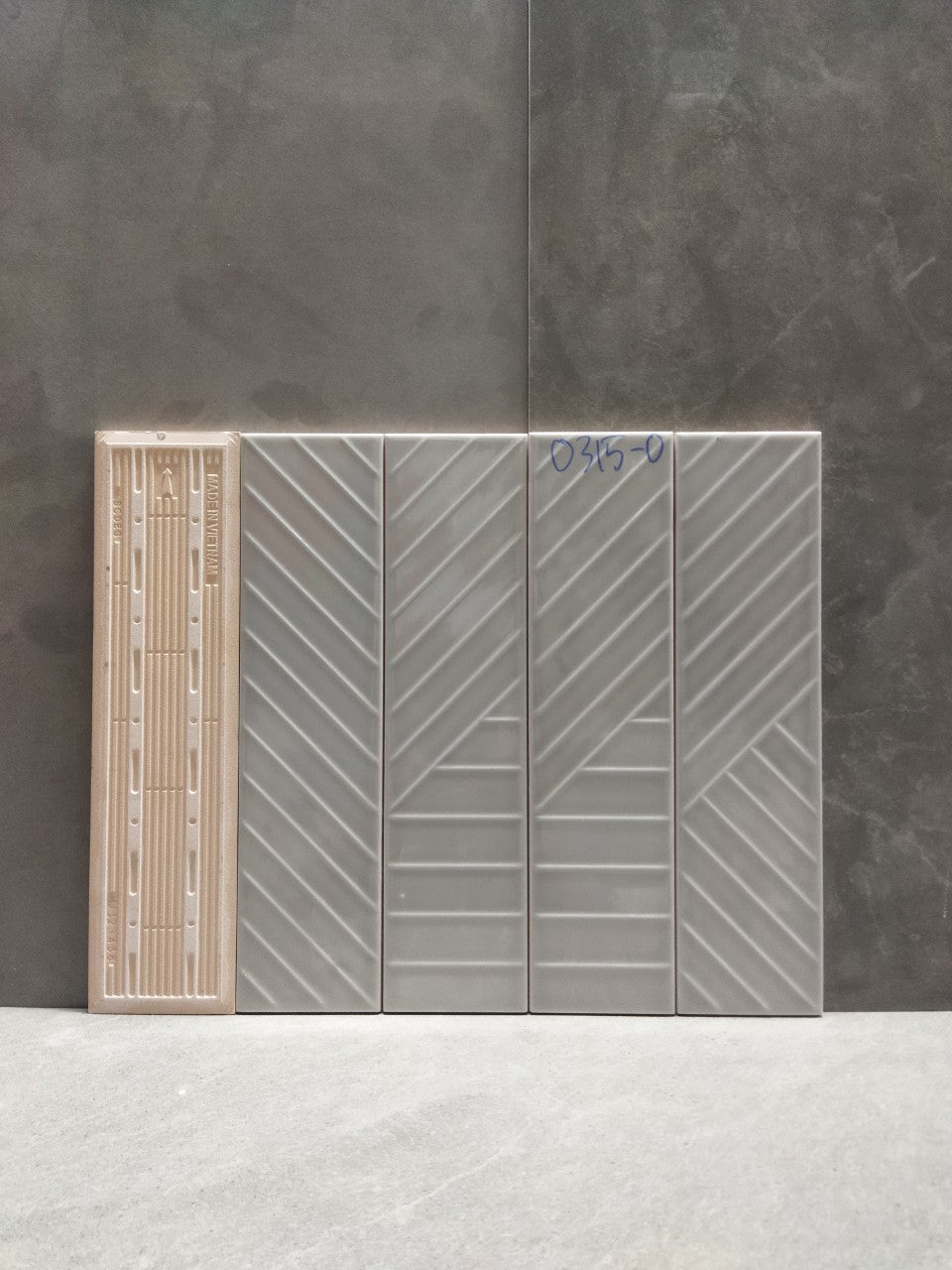 Gạch thẻ Việt Nam, Xám bóng hoạ tiết, KT 75x300 mm, 0315 - 0, Loại 1 (1 hộp/ 50 viên/ 1.125m2) - Daisan Store