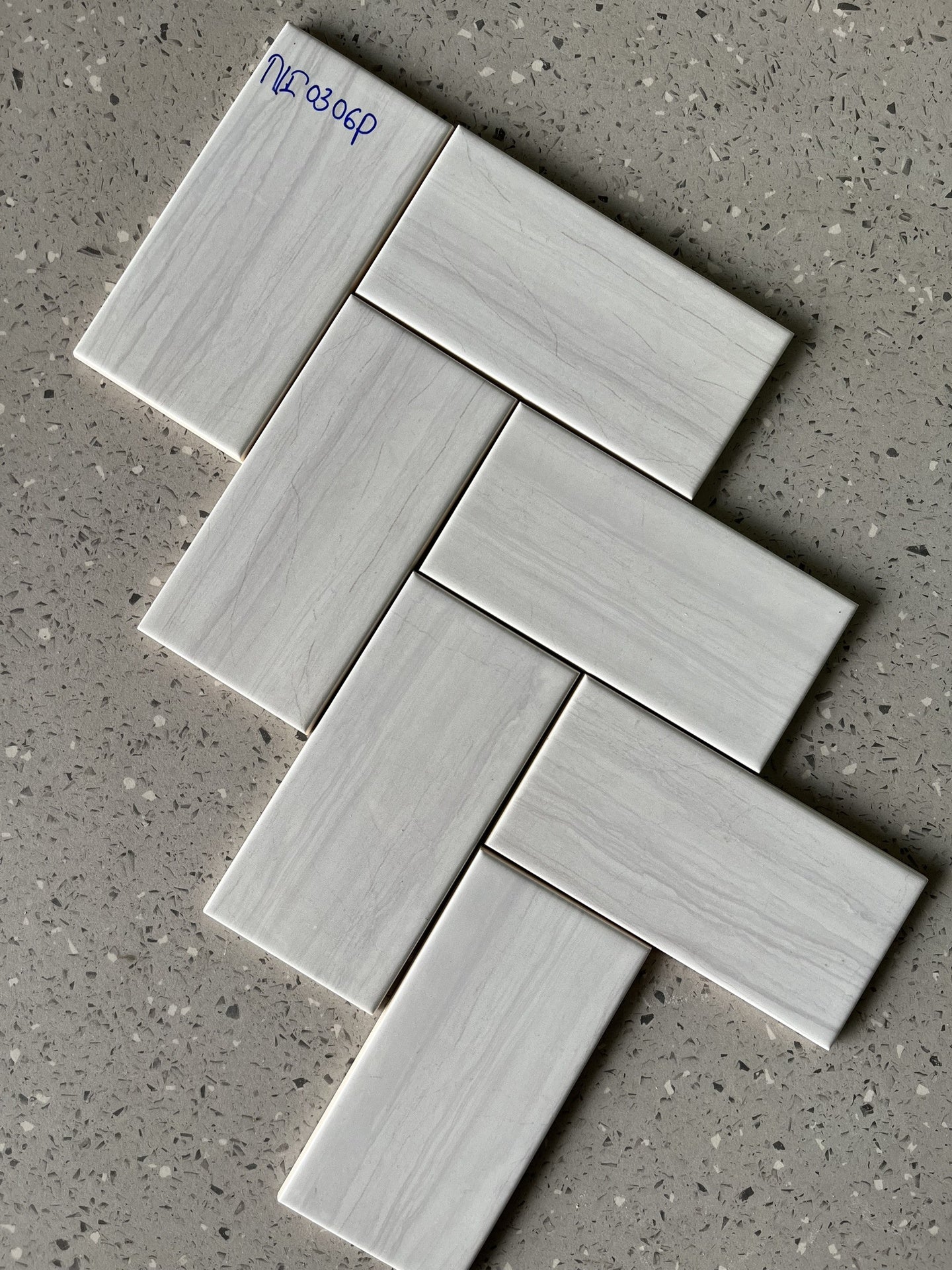 Gạch thẻ Việt Nam, Xám vân tia bóng phẳng, KT 75x150 mm, NI0306P, Loại 1 (1 hộp/ 136 viên/ 1.53m2) - Daisan Store