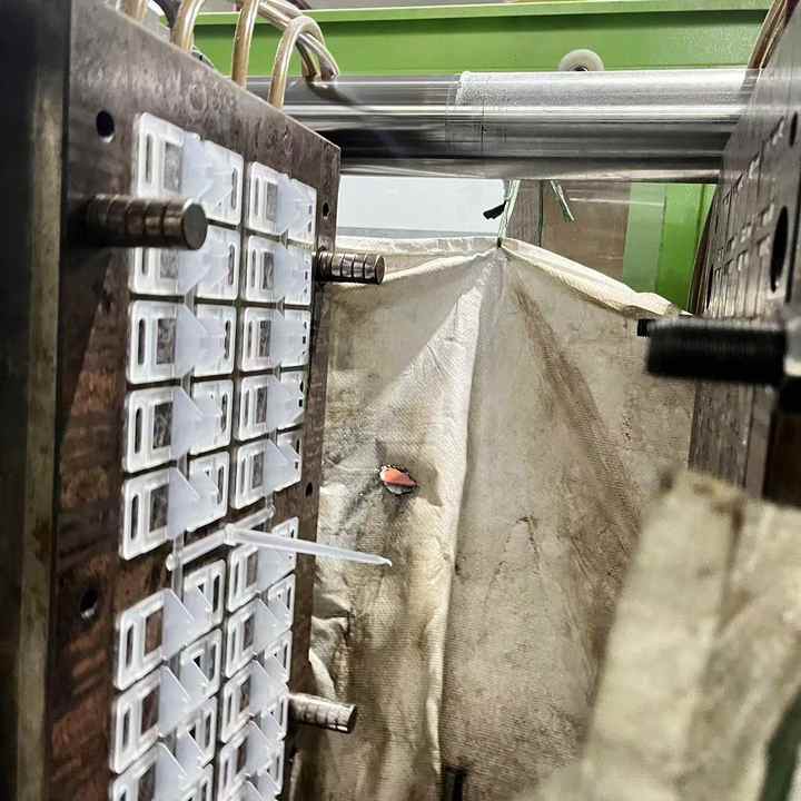 Hệ thống chêm cân bằng gạch nhựa chuyên nghiệp thiết kế hiện đại - Daisan Store