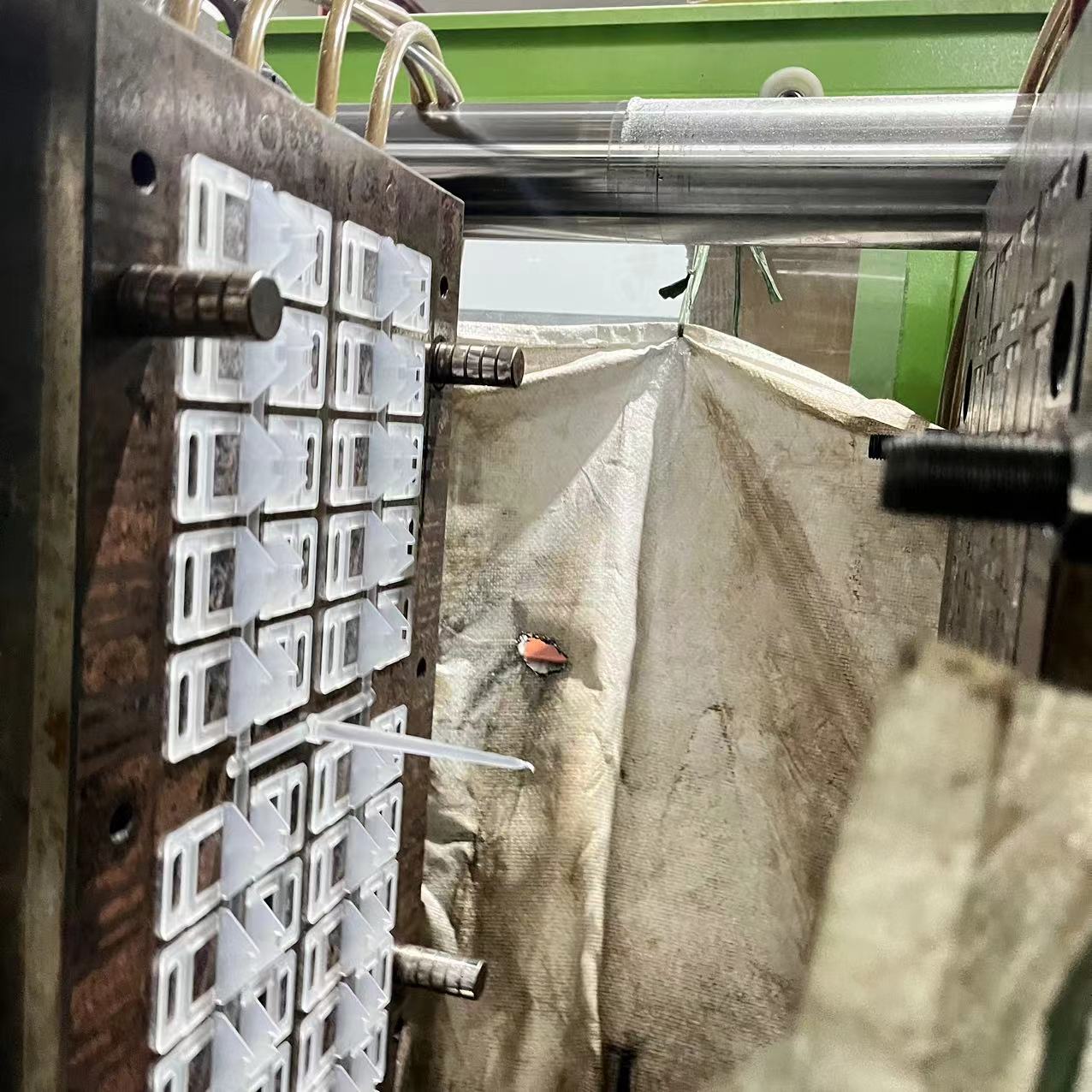 Khuôn ép nhựa chuyên nghiệp thiết kế hiện đại cho hệ thống chêm cân bằng gạch căn hộ - Daisan Store