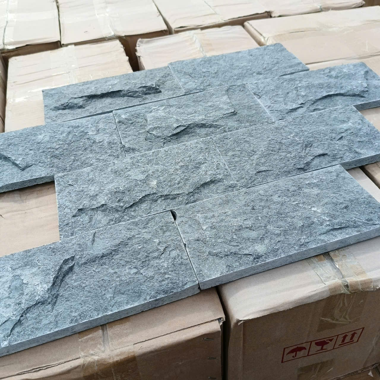 Đá bóc xanh rêu 10x20