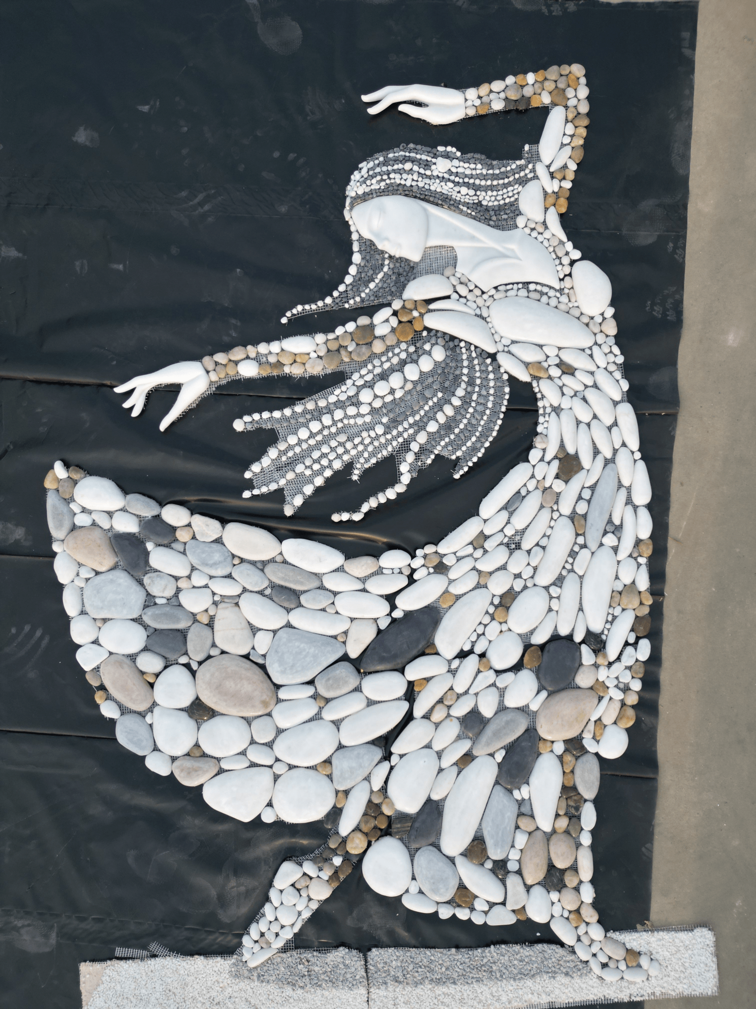 Tranh ghép đá tự nhiên nhiều màu vẽ tranh tường phụ nữ mặc đồ - Daisan Store