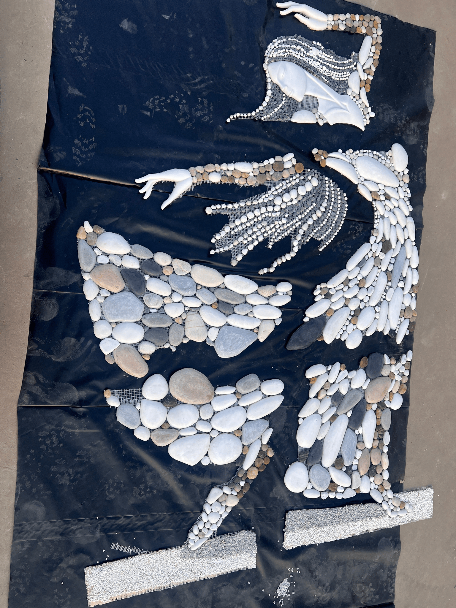 Tranh ghép đá tự nhiên nhiều màu vẽ tranh tường phụ nữ mặc đồ - Daisan Store