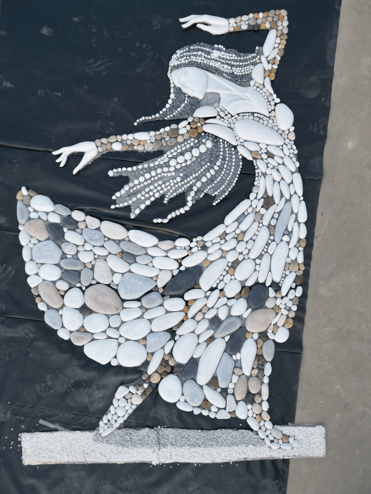 Tranh ghép đá tự nhiên nhiều màu vẽ tranh tường phụ nữ mặc đồ - Daisan Store