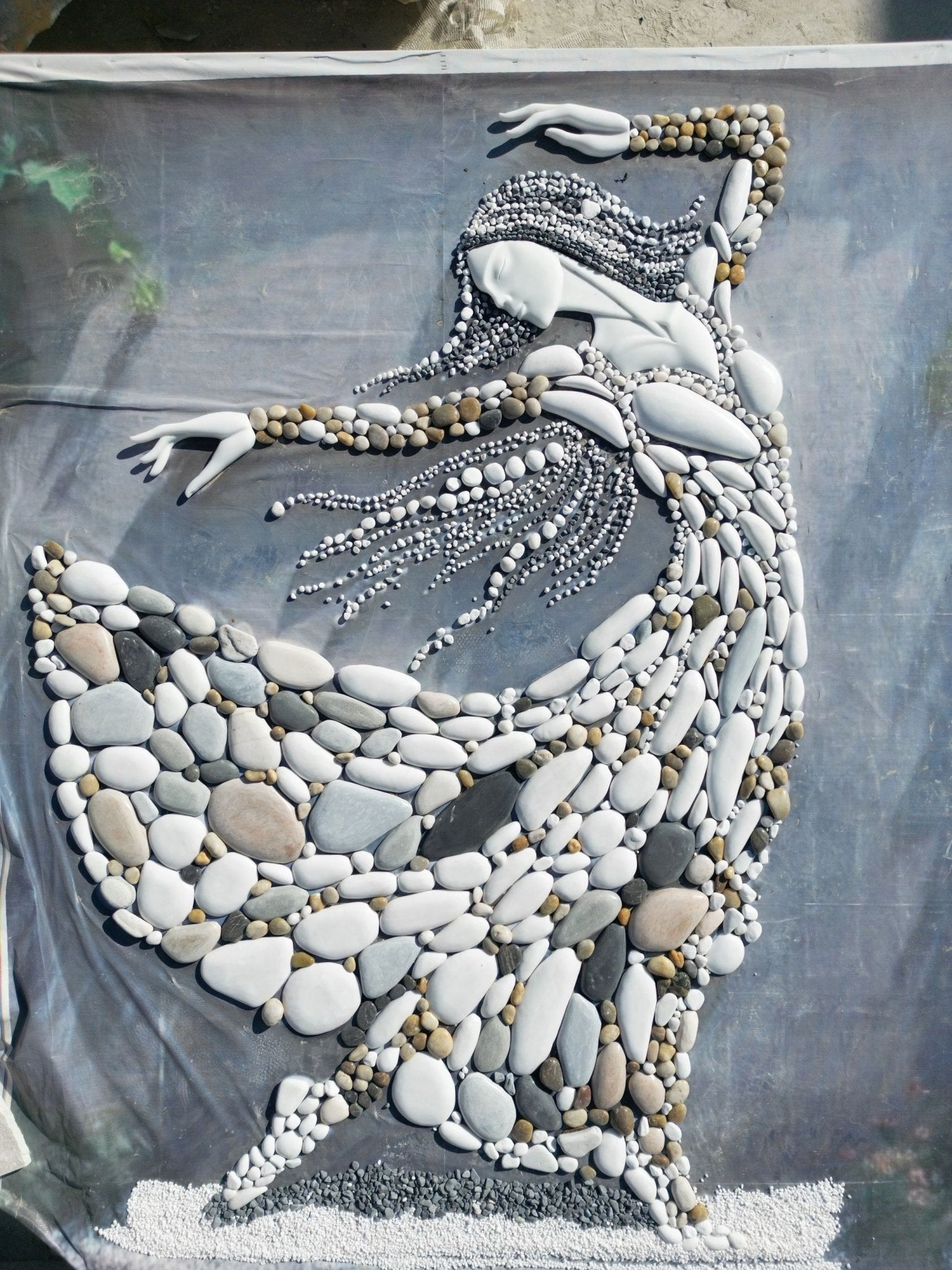 Tranh ghép đá tự nhiên nhiều màu vẽ tranh tường phụ nữ mặc đồ - Daisan Store