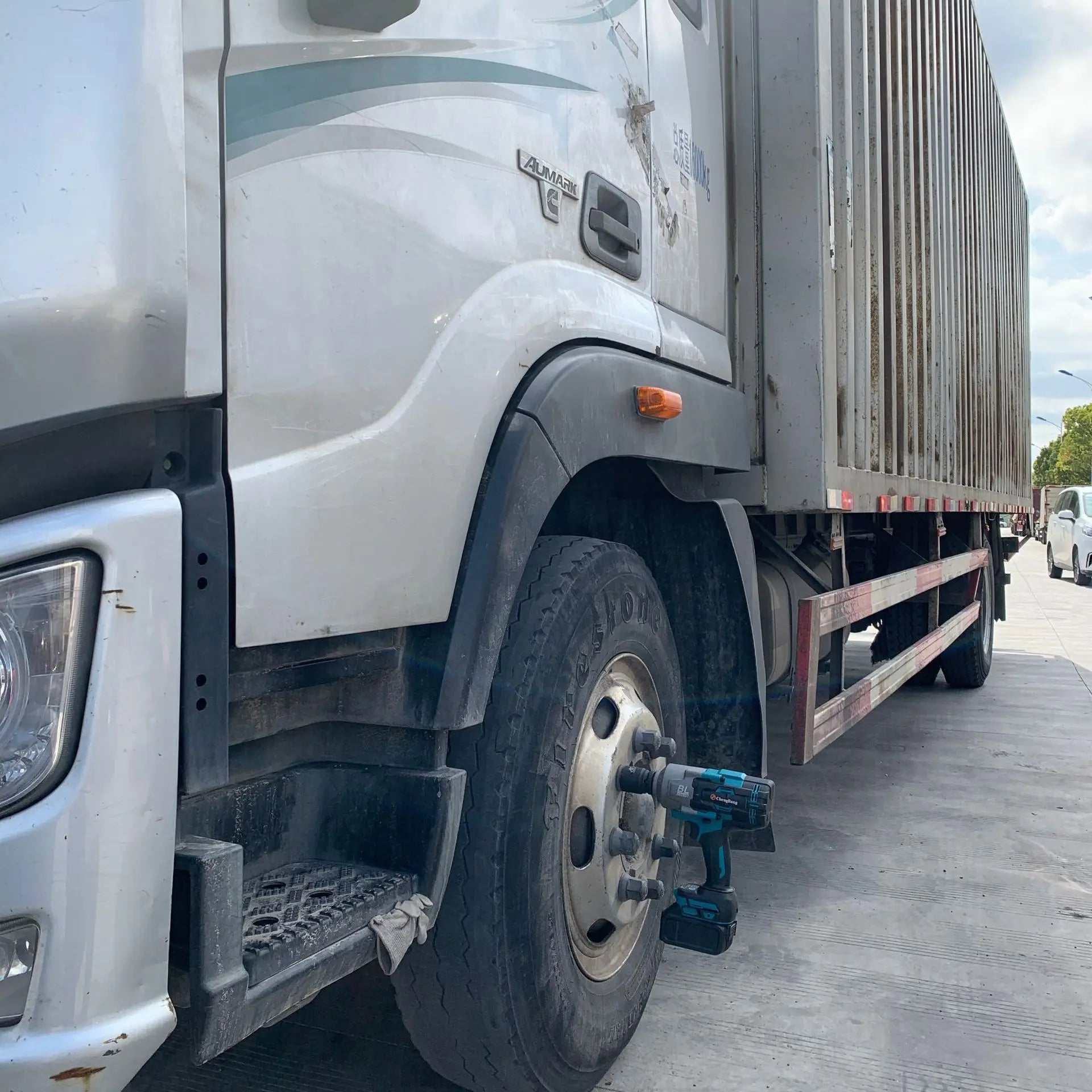 Vặn Bu Lông Không Dây Brushless 2100 Nm Mũi 3 4 Pin Makita - Daisan Store