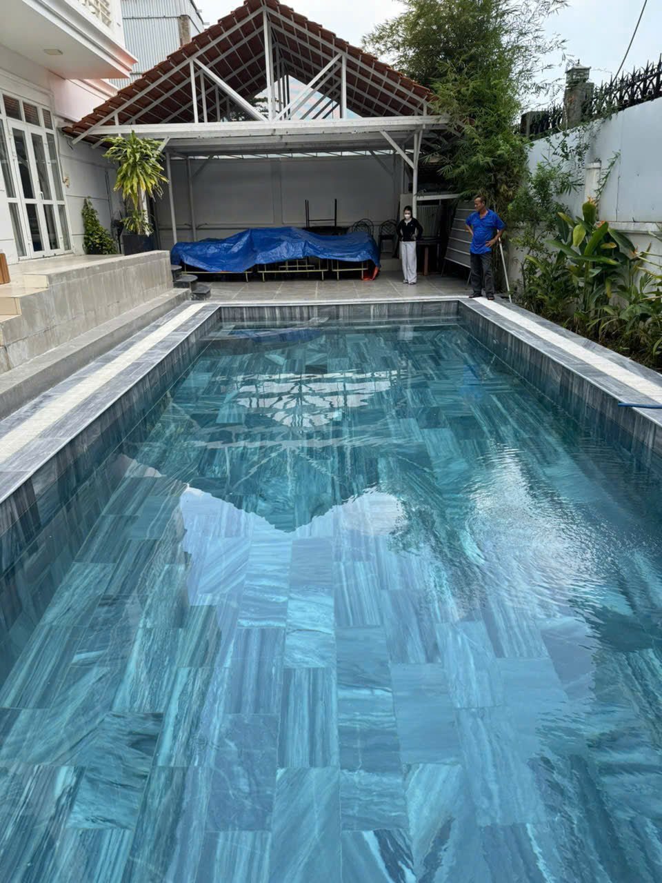 Vì sao nên chọn đá sọc dưa gam đậm ốp bể bơi? - Daisan Store