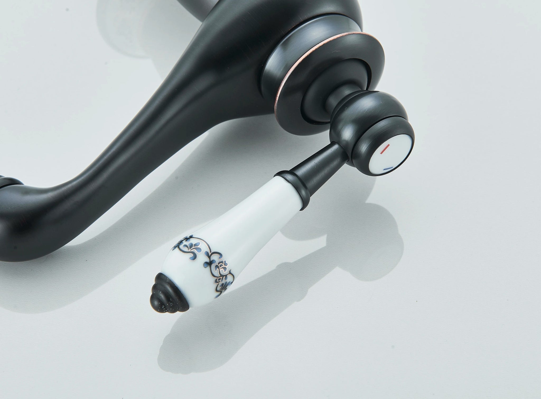 Vòi Lavabo Đồng Cổ Điển Tay Gốm Nóng Lạnh Sang Trọng - Daisan Store