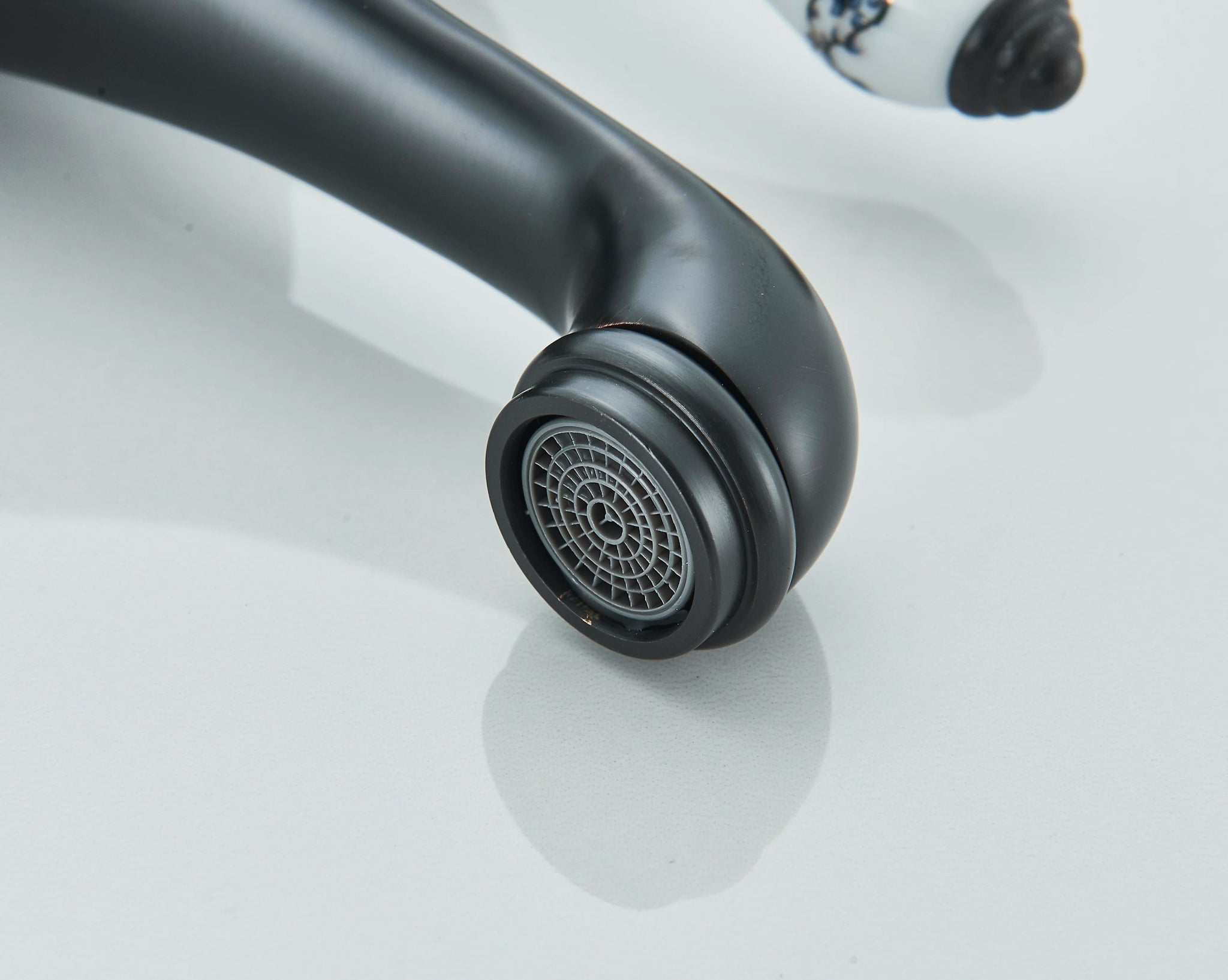 Vòi Lavabo Đồng Cổ Điển Tay Gốm Nóng Lạnh Sang Trọng - Daisan Store