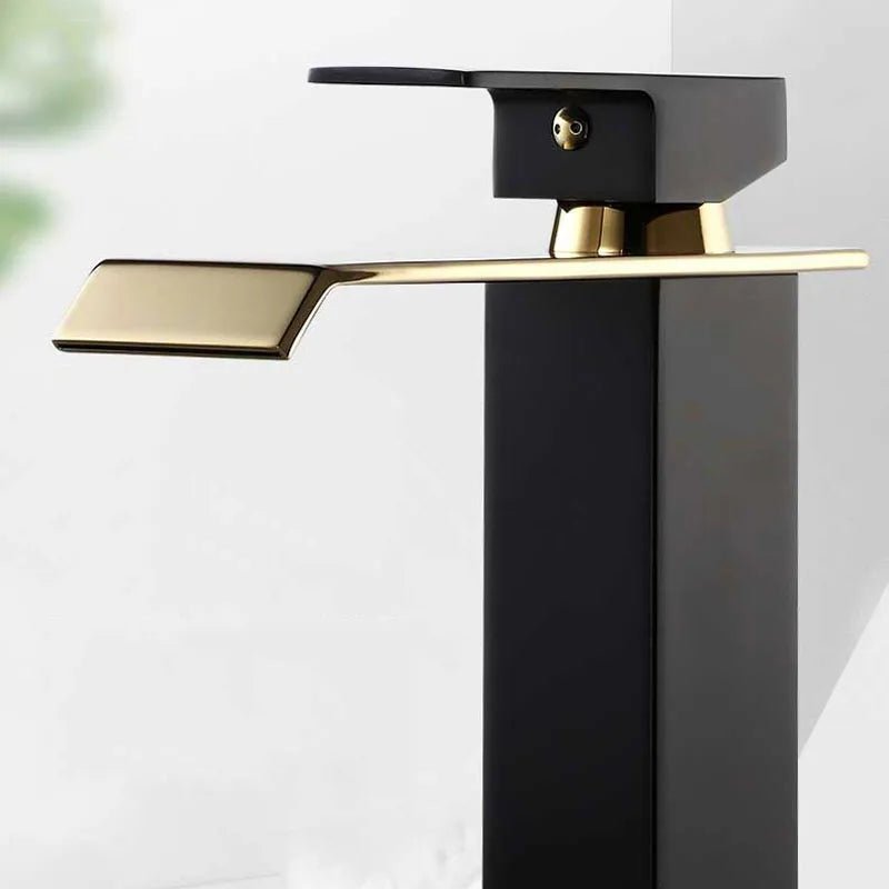 Vòi Lavabo Thác Nước Vàng Đen - Chậu Nóng Lạnh - Daisan Store