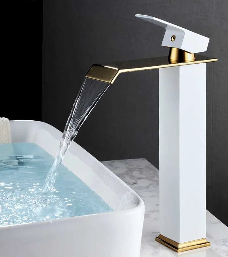 Vòi Lavabo Thác Nước Vàng Đen - Chậu Nóng Lạnh - Daisan Store