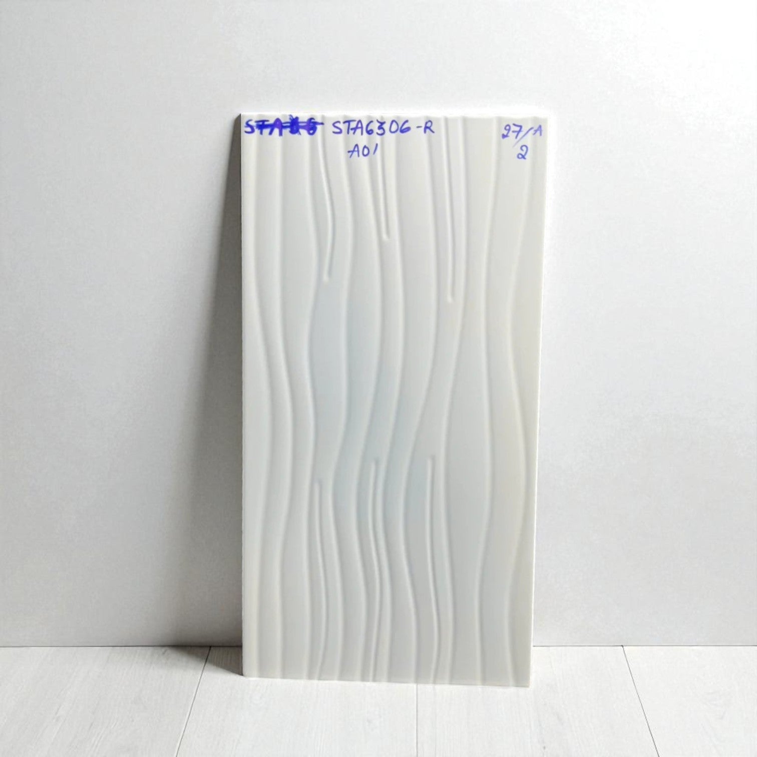 Gạch ốp tường Ceramic vân sóng trắng mờ KT 300x600mm mã STA6306-R (1h/1.44m/8v)
