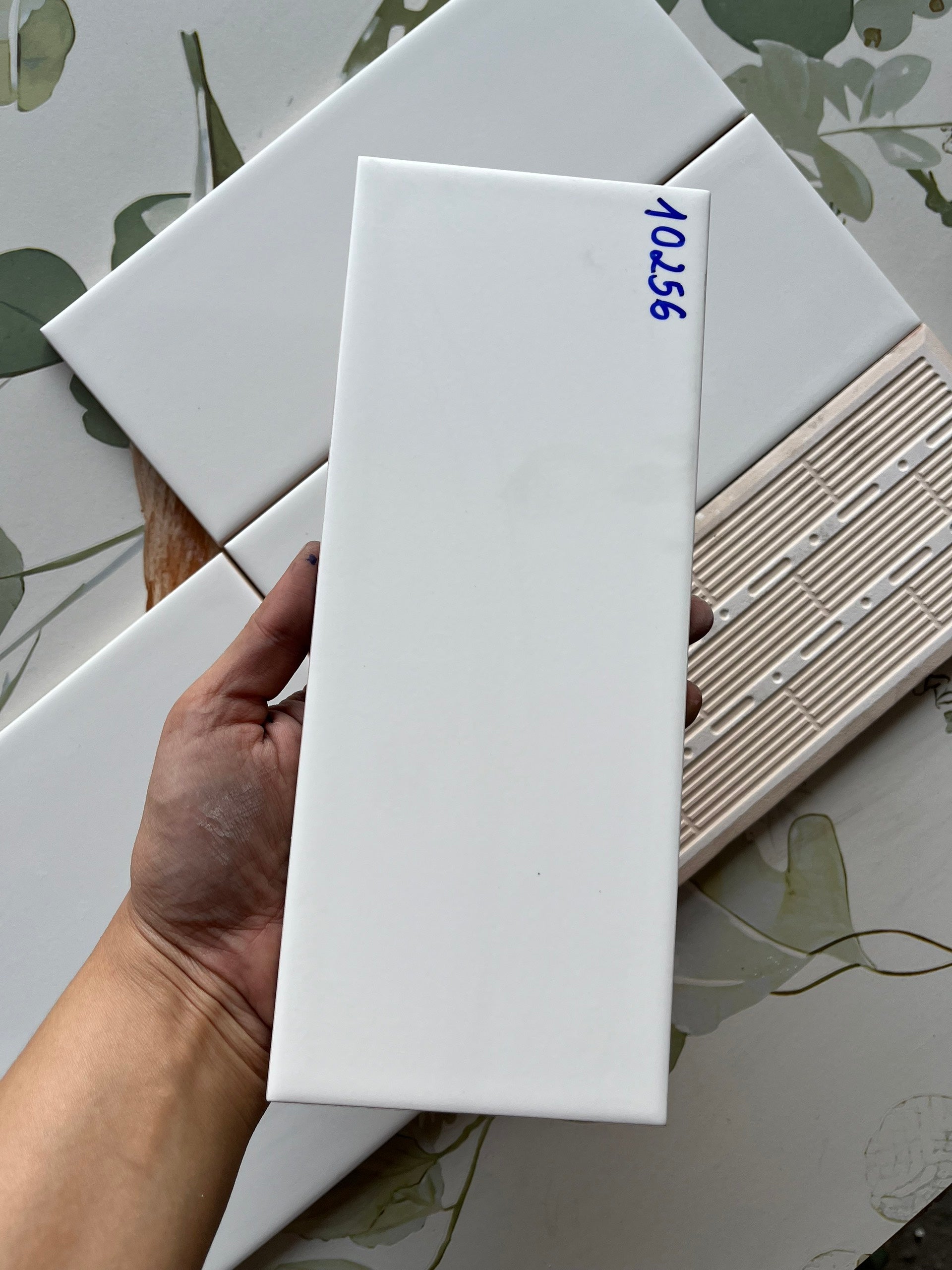 Gạch thẻ Việt Nam KT 100x250mm trắng mờ loại 1 mã STA10256