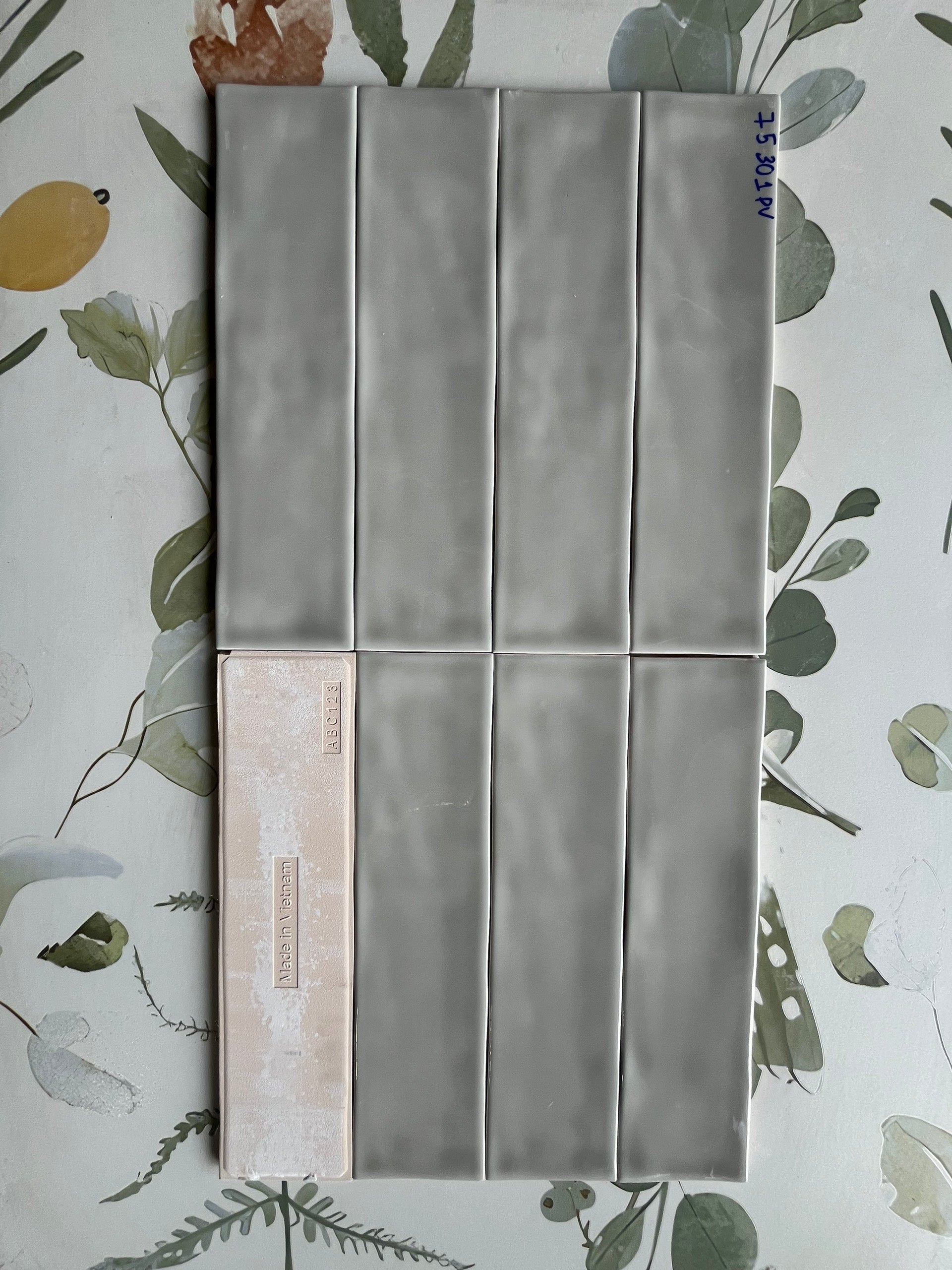 Gạch thẻ Việt Nam KT 75x300 xám bóng lượn loại 1 mã STA75301PV