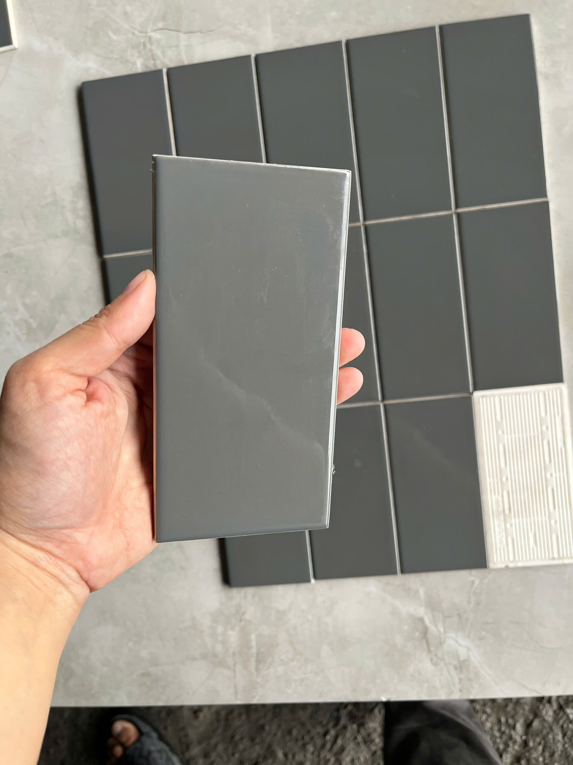 Gạch thẻ be xám bóng phẳng KT 75x150mm UTT36G
