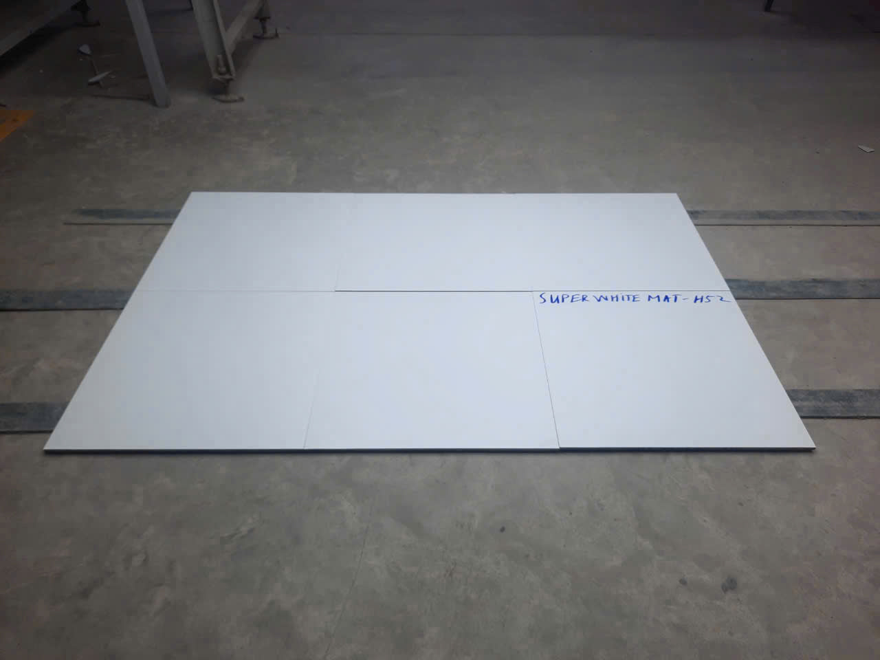 Gạch ốp tường 30x60cm Men Matt Mã Super White Mat-H52
