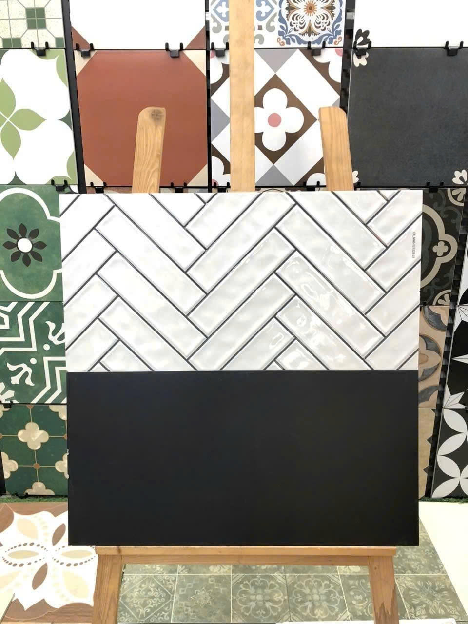 Gạch ốp tường KT 30x60cm men matt màu đen